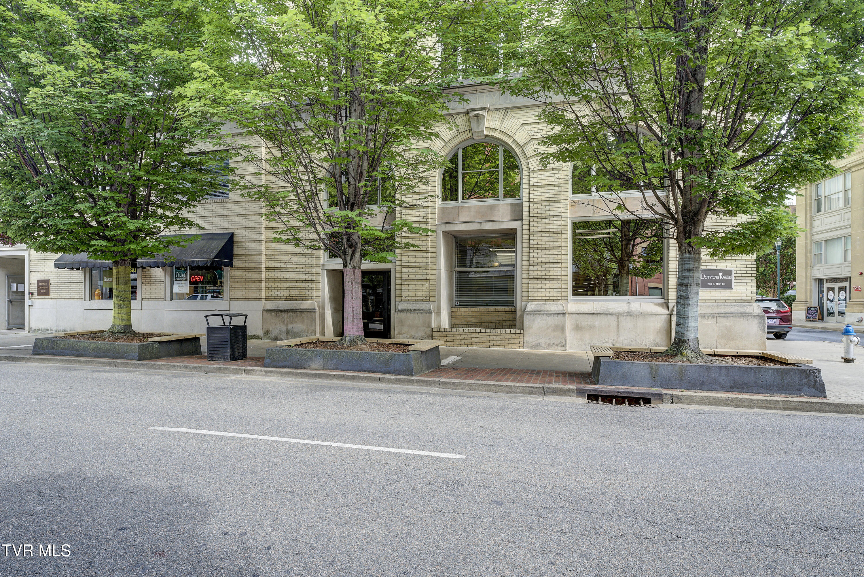 200 East Main Street Property Photo