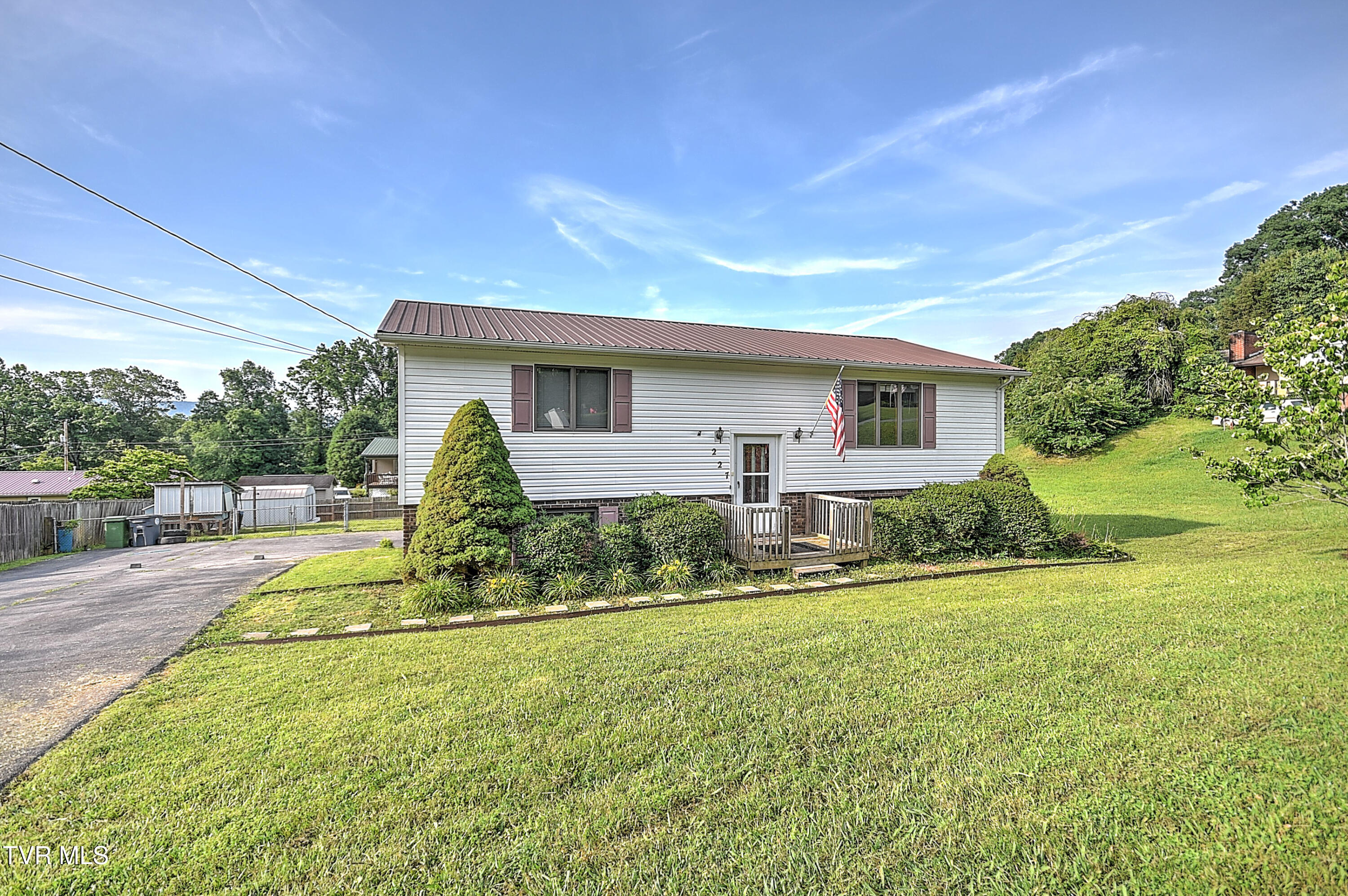 227 Oak Street Property Photo 1