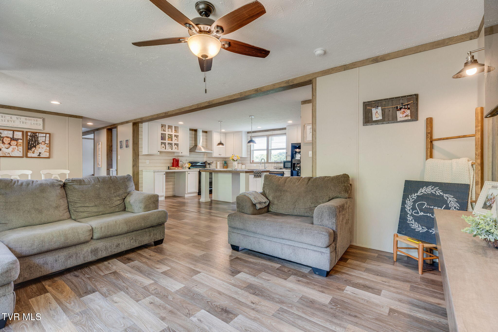 982 Glade Hill Drive Property Photo 5