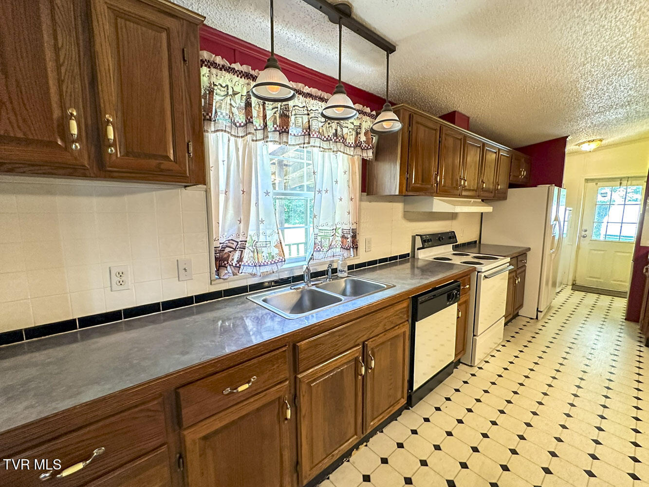 1385 Waterfront Drive Property Photo 12