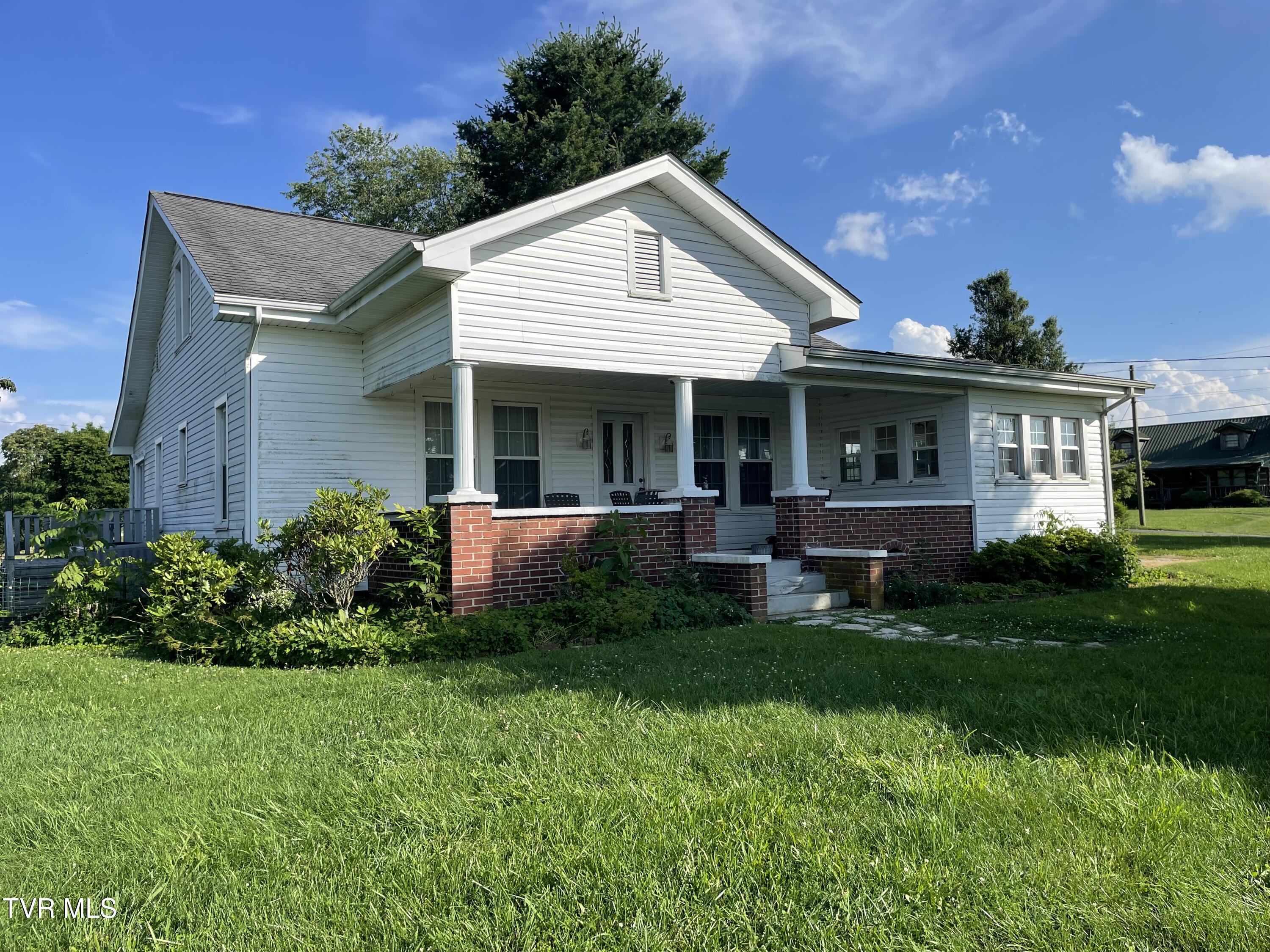 2572 May Road Property Photo 1