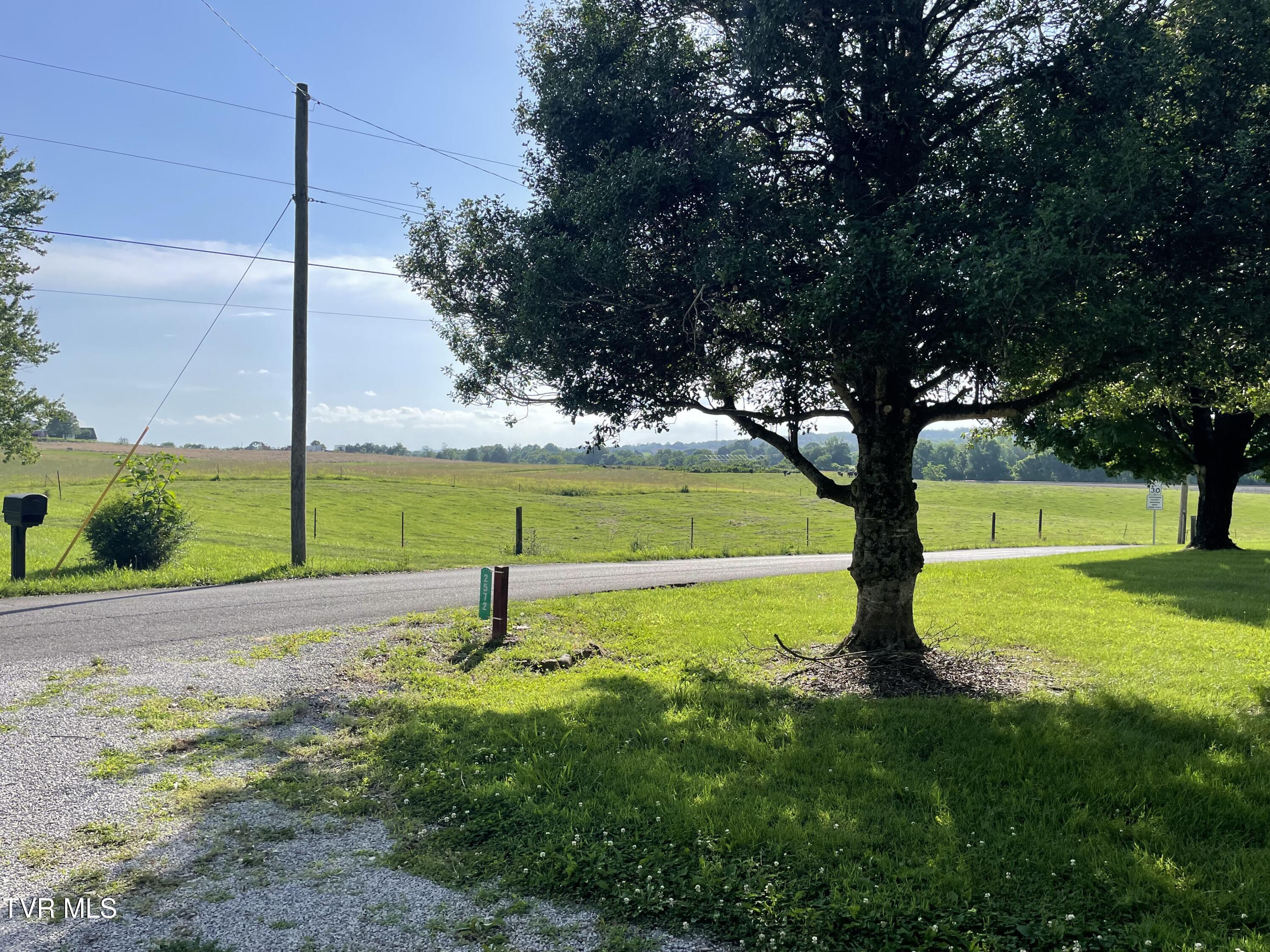 2572 May Road Property Photo 3