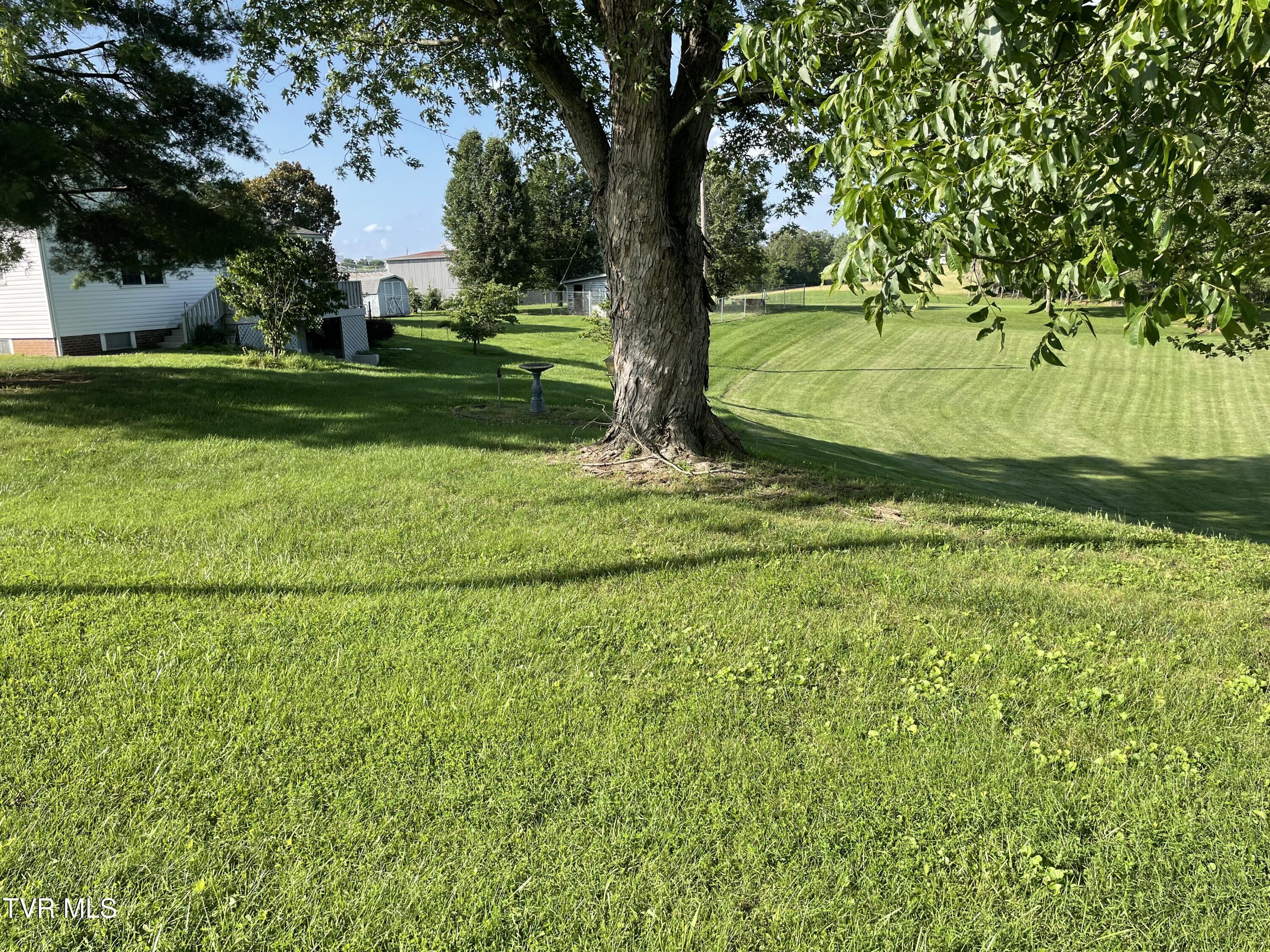 2572 May Road Property Photo 4