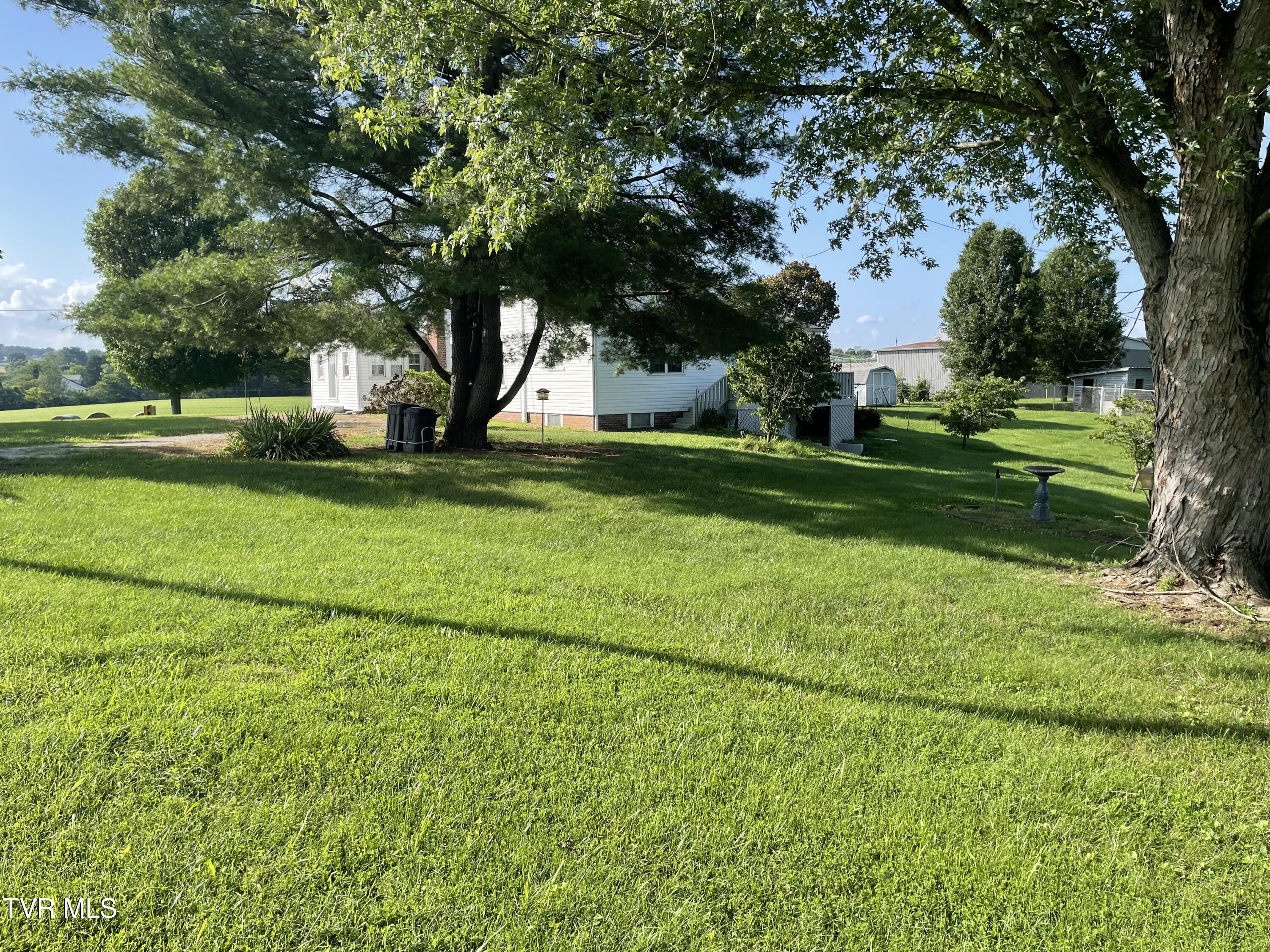 2572 May Road Property Photo 5