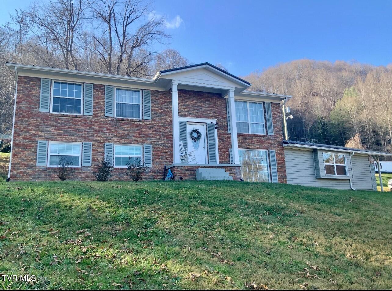 682 Northeast Hamner Avenue Property Photo 1