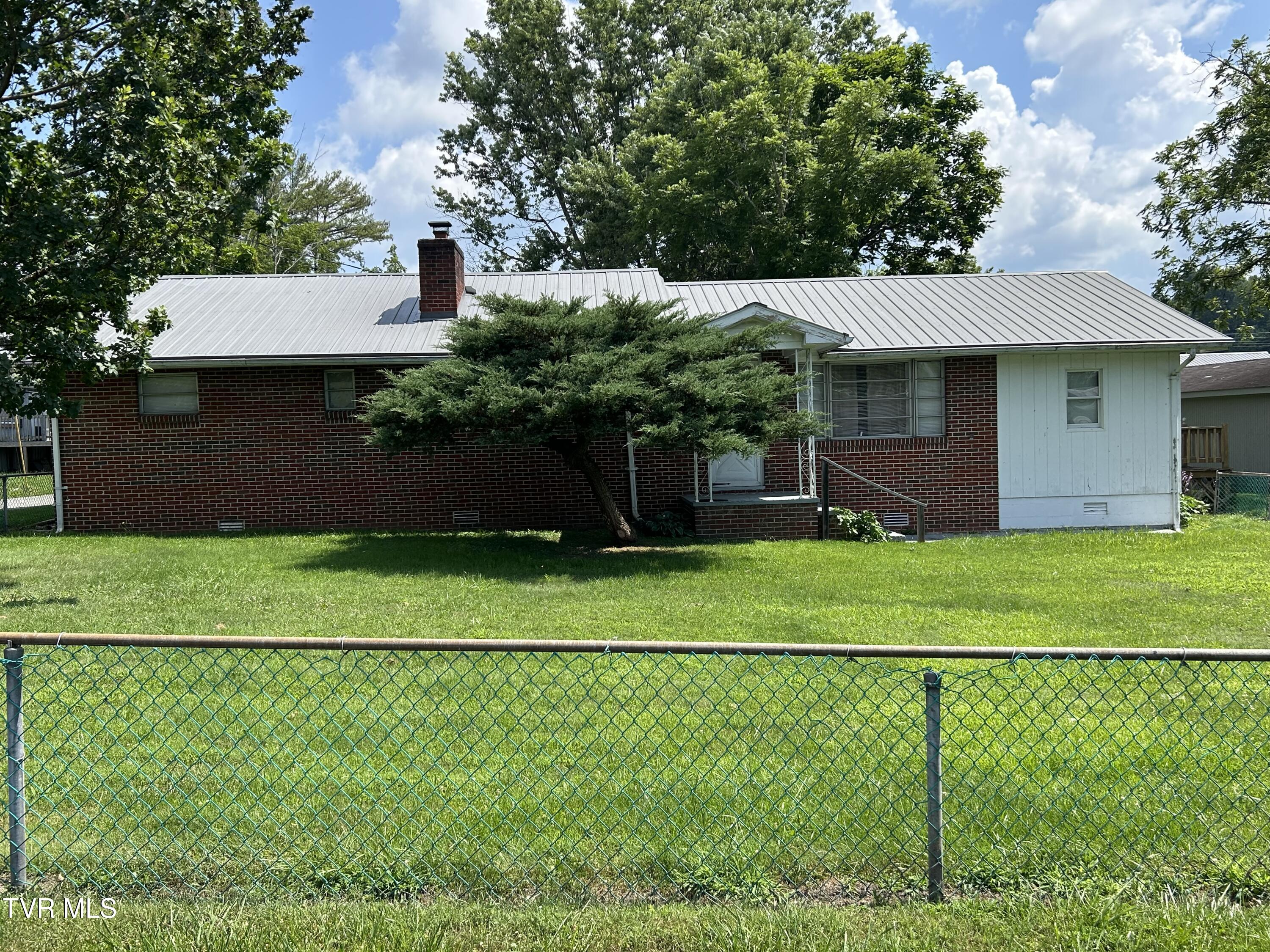 406 Northeast Mason Avenue Property Photo 1