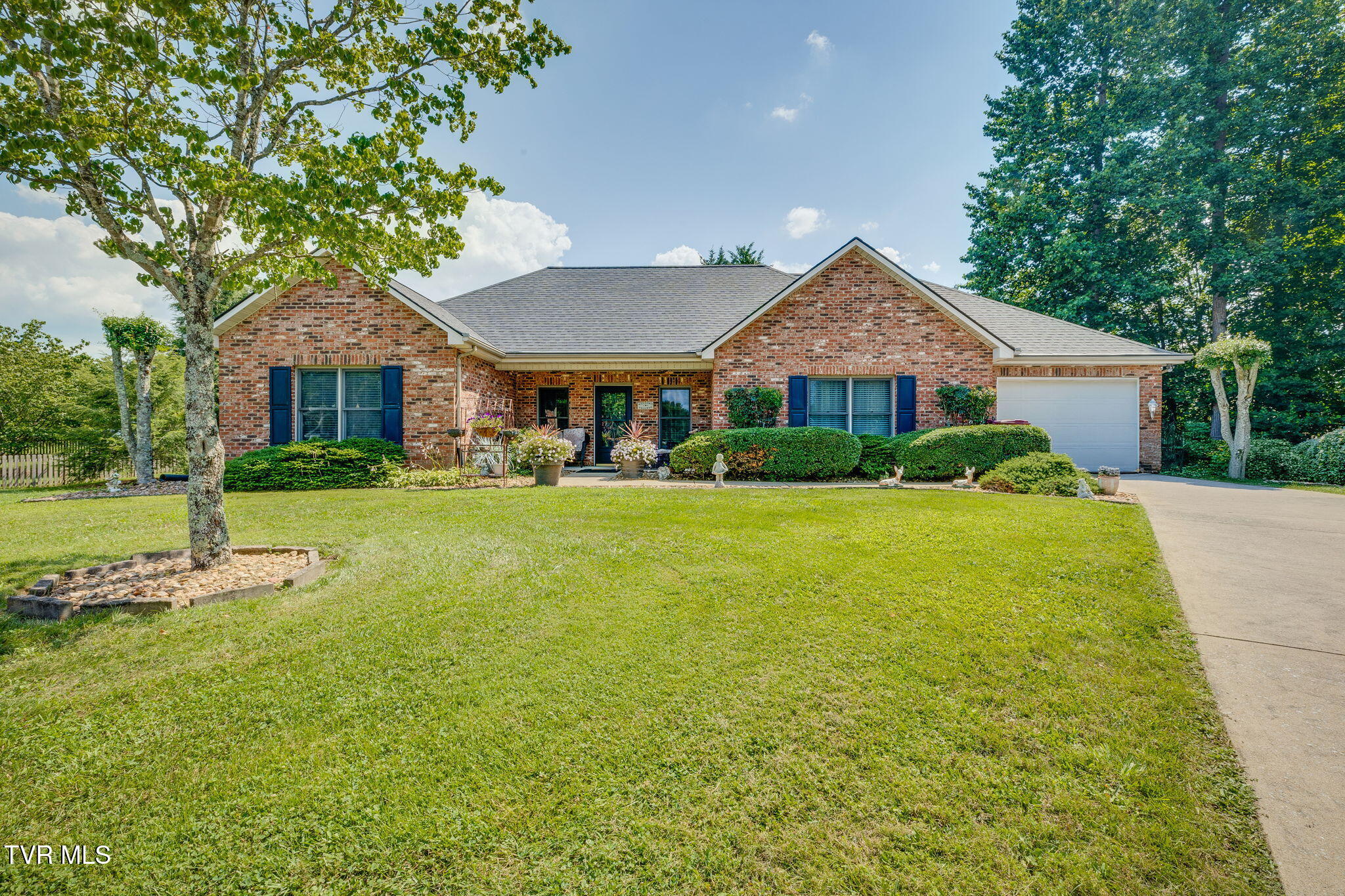 9 Larchmont Lane Property Photo