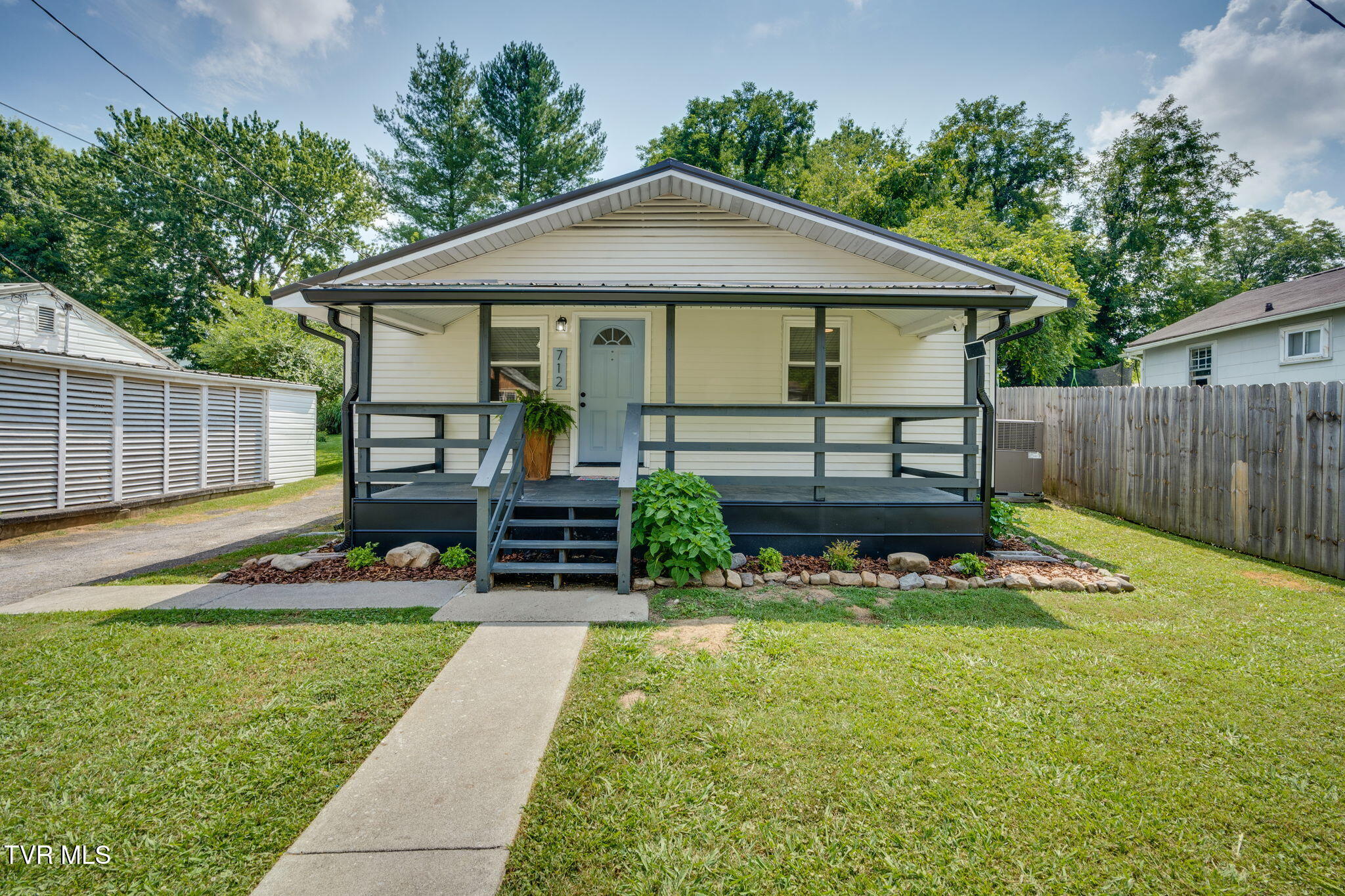 712 Well Street Property Photo 1
