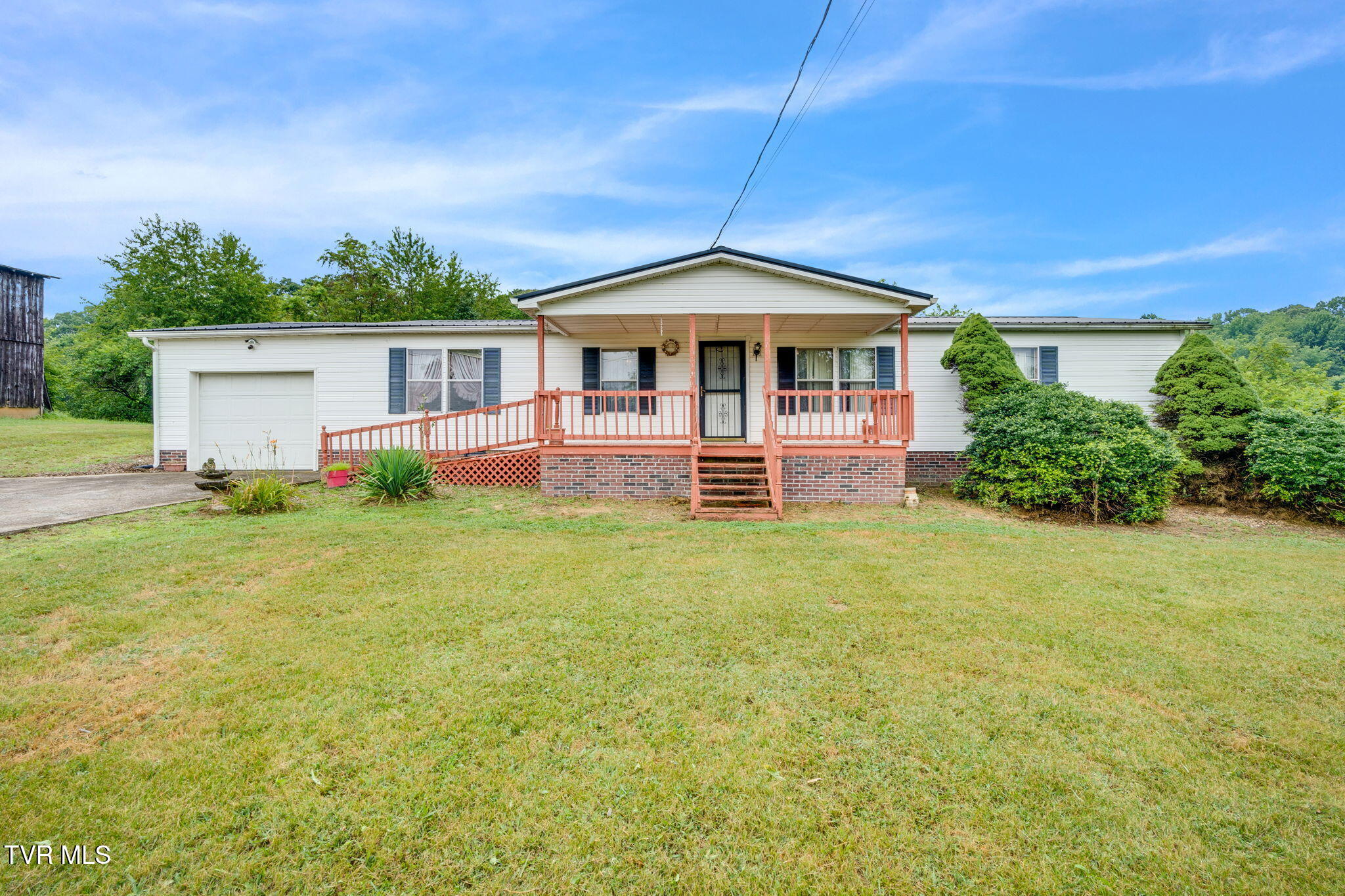 140 Oakdale N Drive Property Photo 1