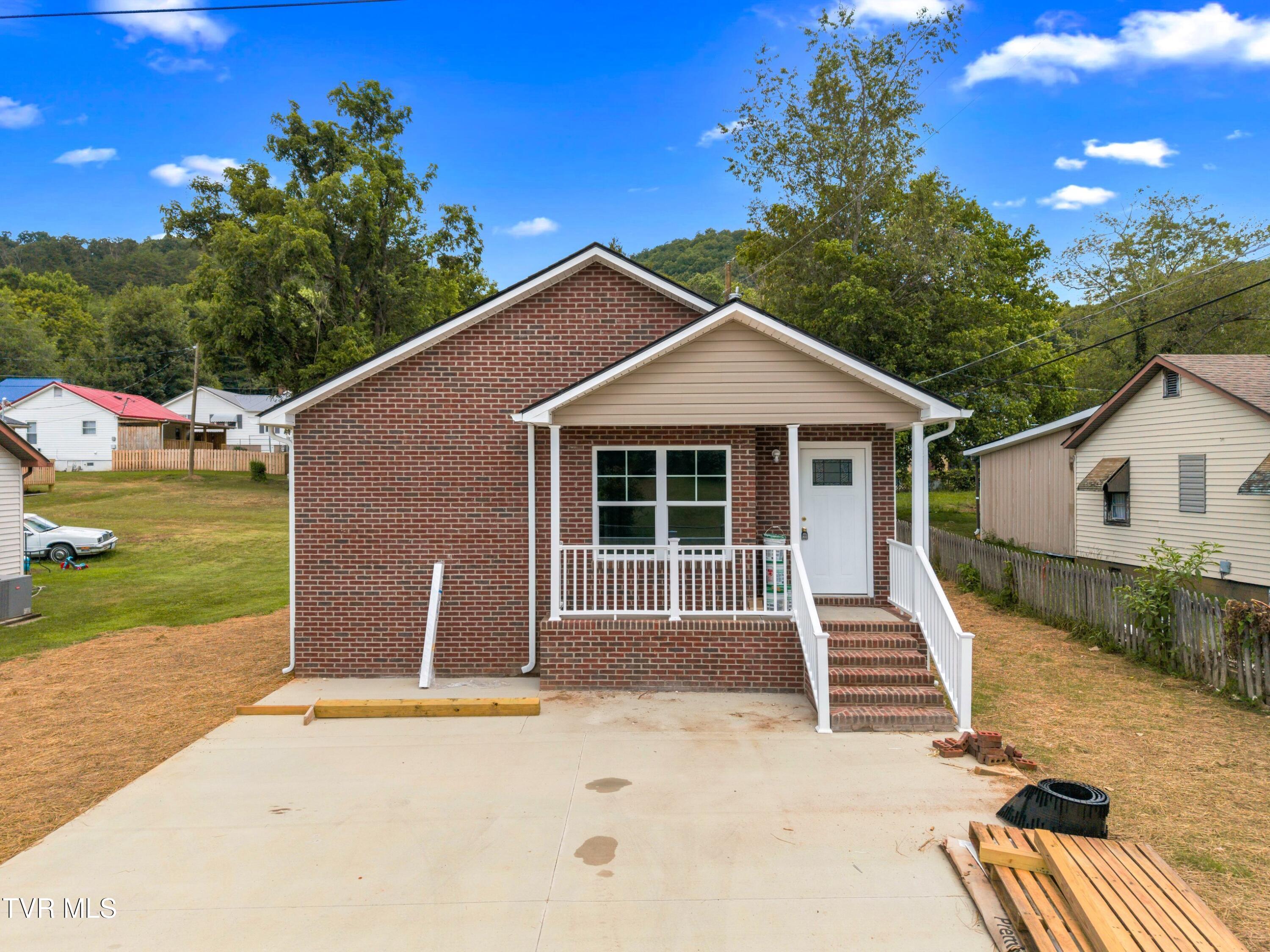 605 Brummit Street Property Photo 1