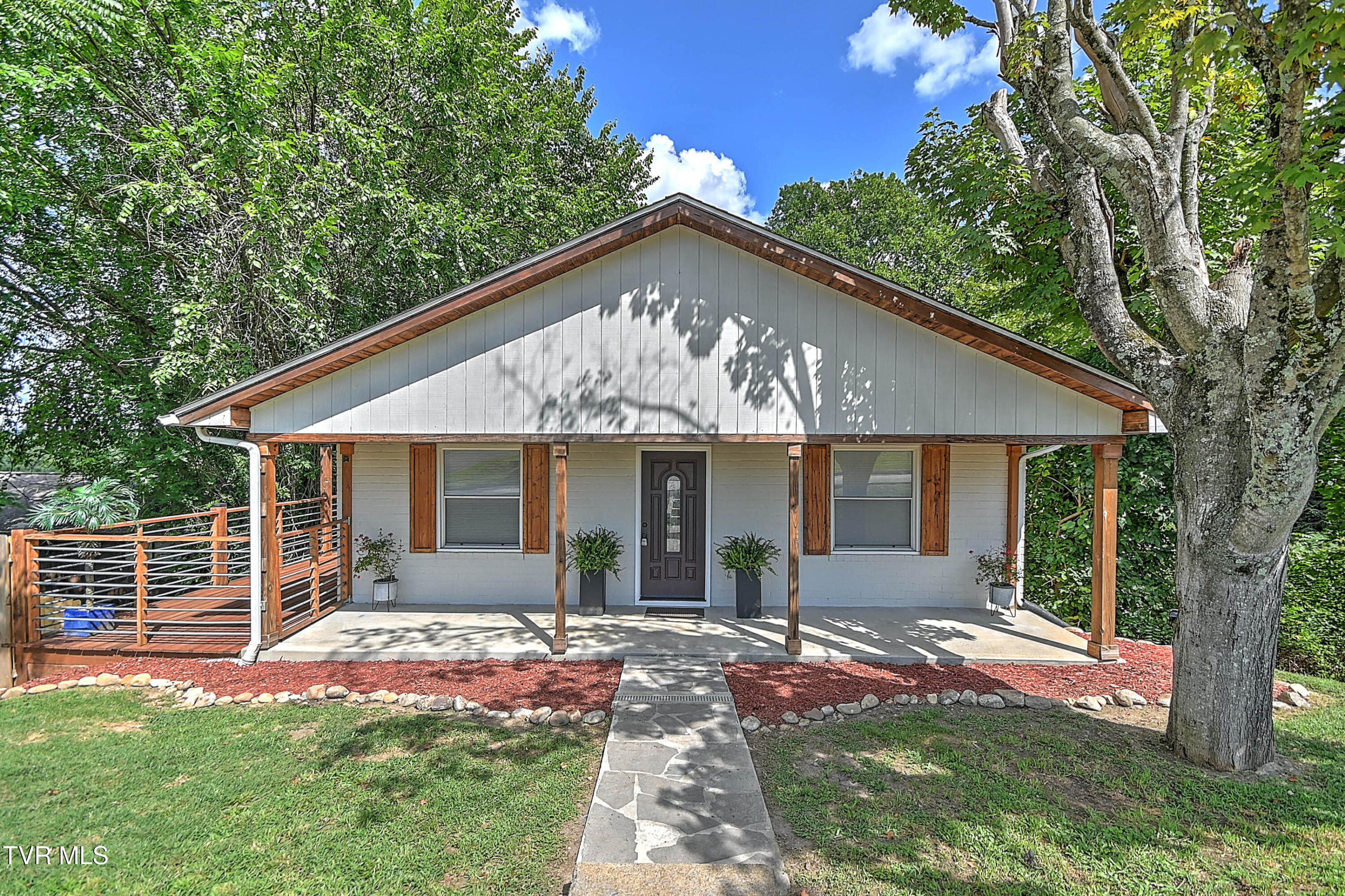 122 East Park Drive Property Photo 1