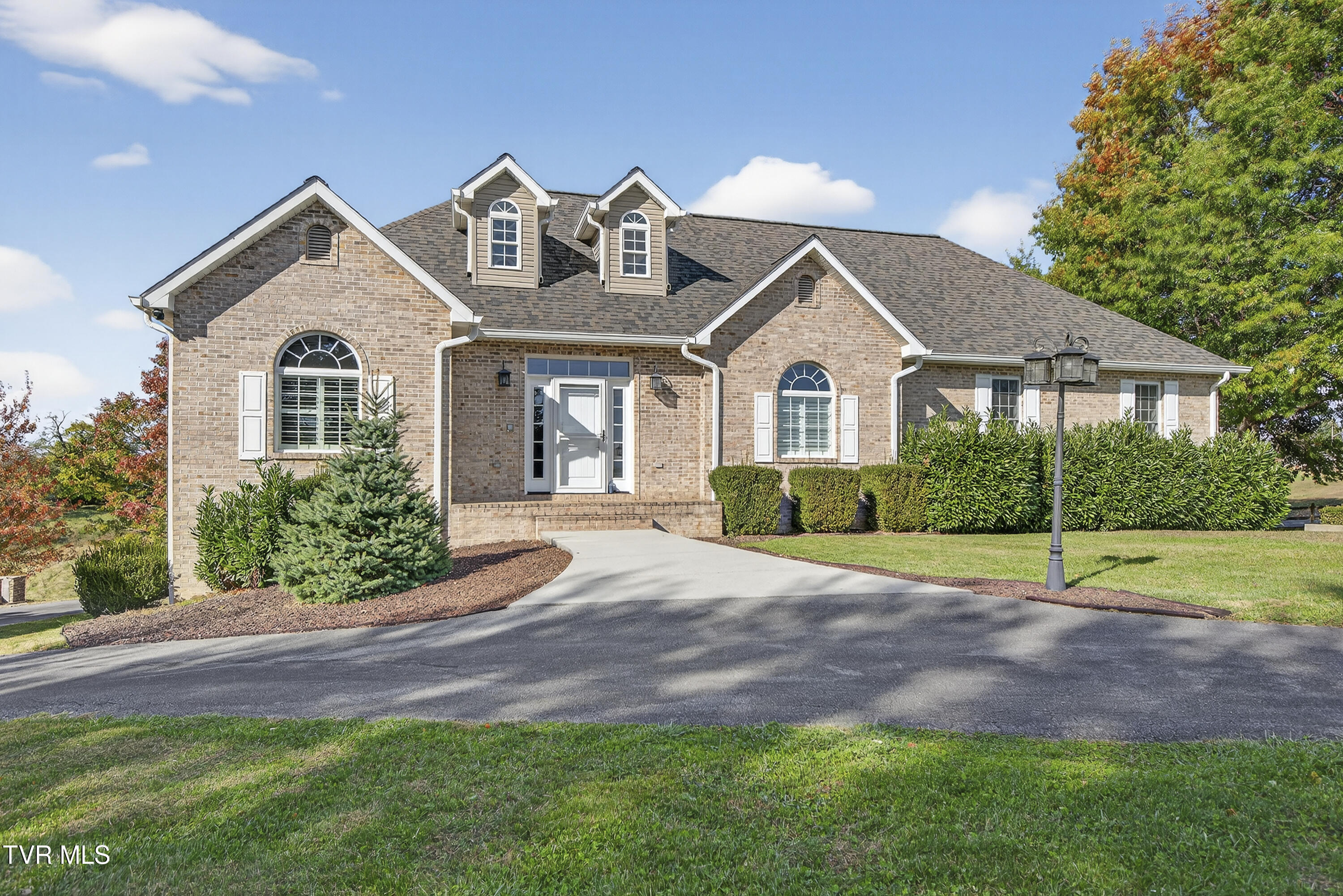 625 Northwest Locust Street Property Photo 1