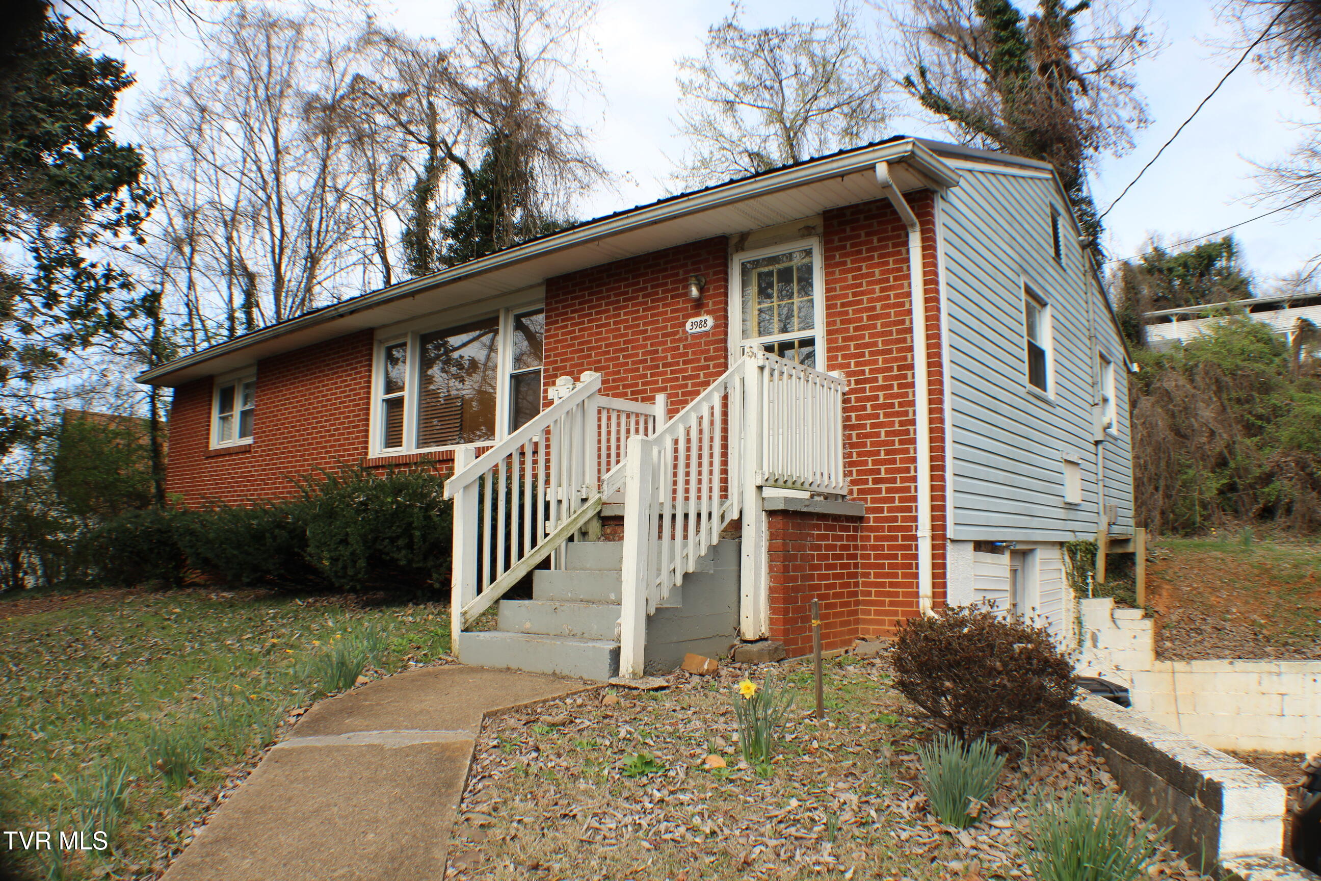 3988 Memorial Boulevard Property Photo 1