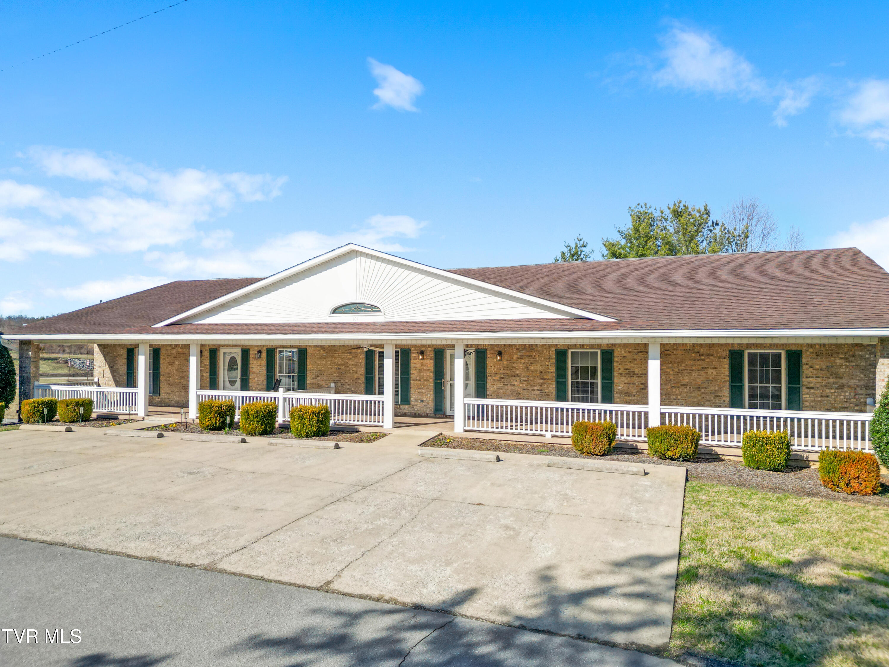 101 Crestview Drive Property Photo 1