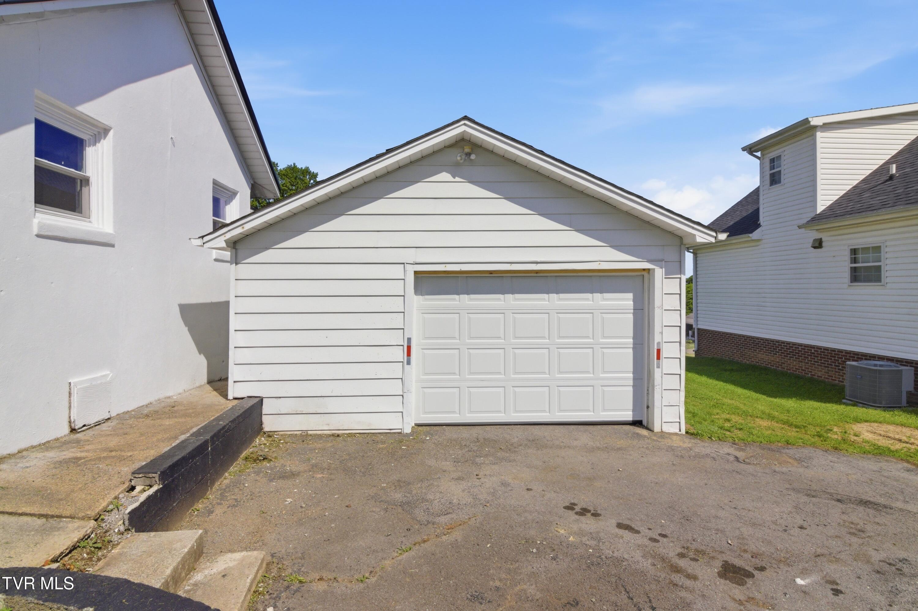 1721 Ridgeway Drive Property Photo 4