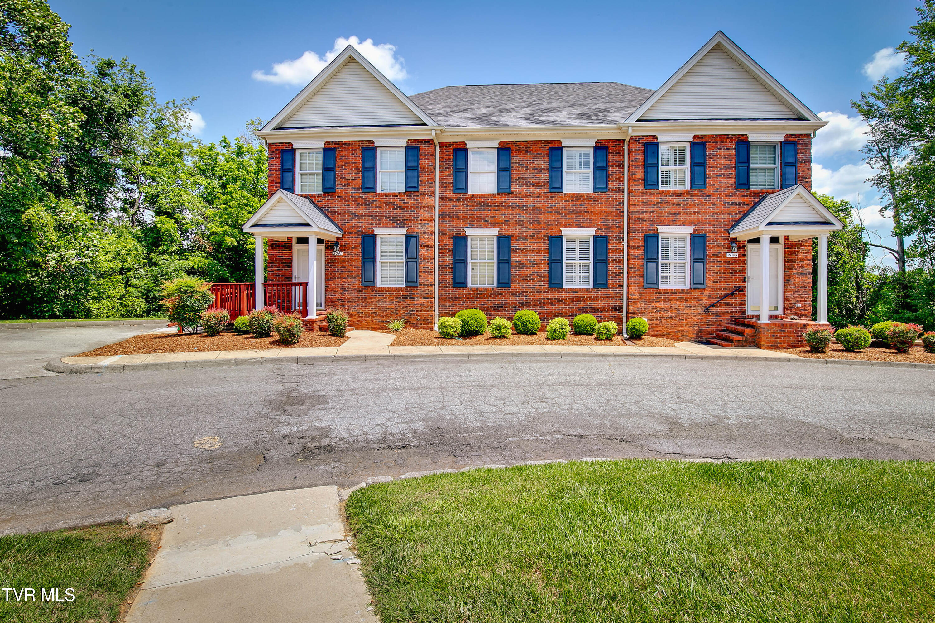 2043 West Manor Court - Property Photo 1