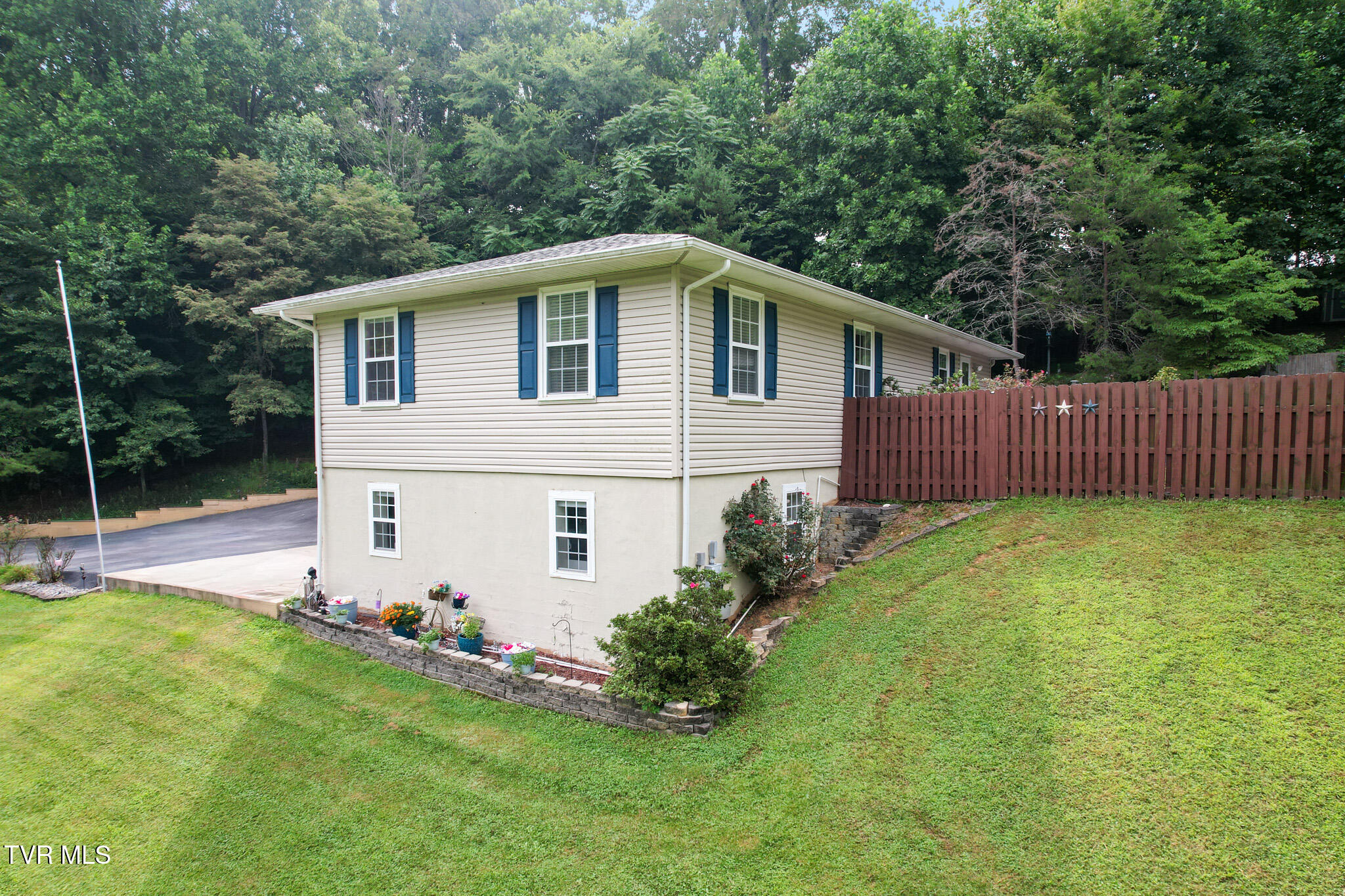 120 Elizabeth Ann Circle Property Photo 4