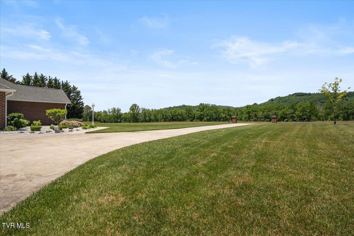898 Bear Trail Property Photo 9