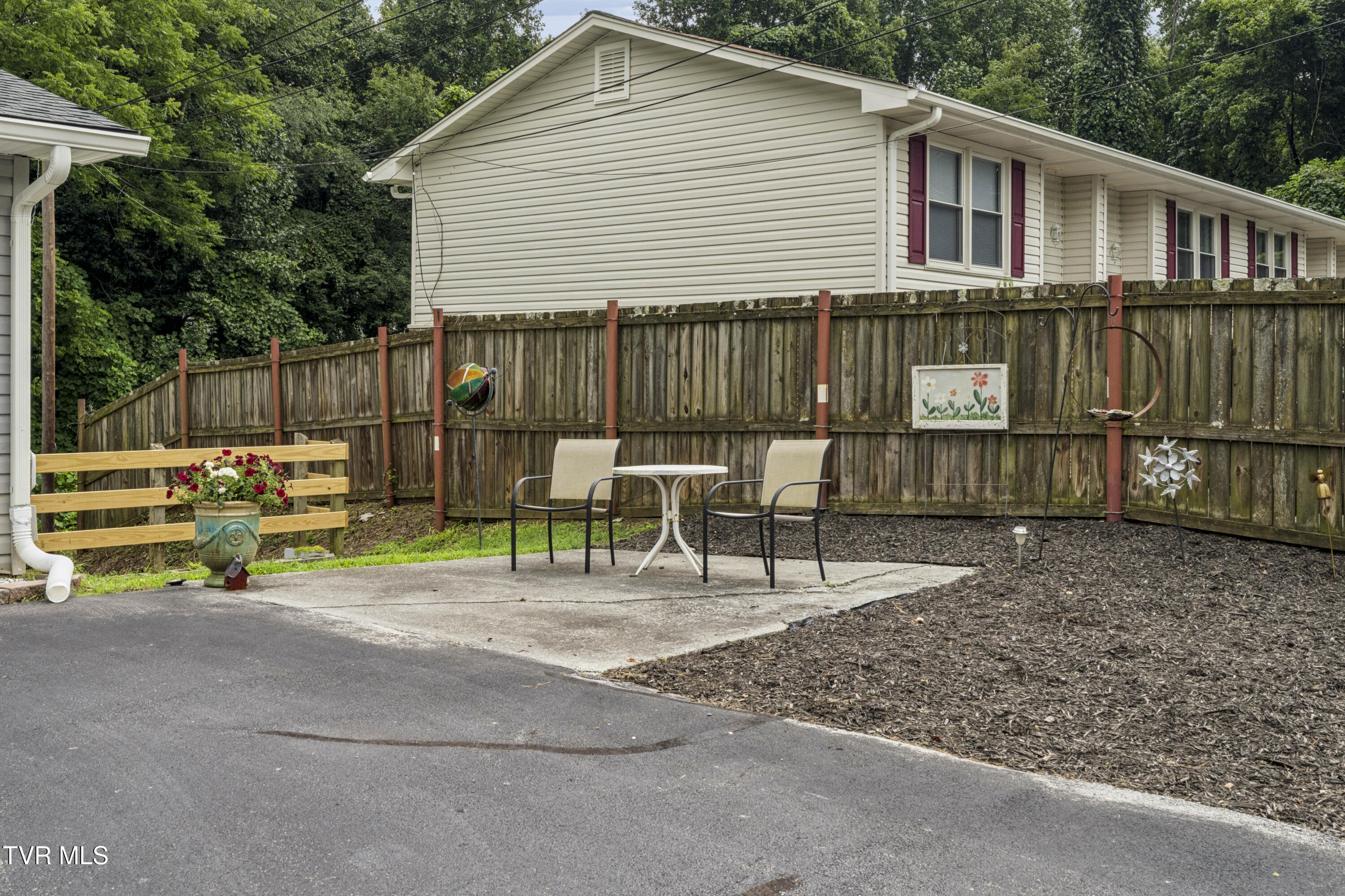 210 Longview Avenue Property Photo 8