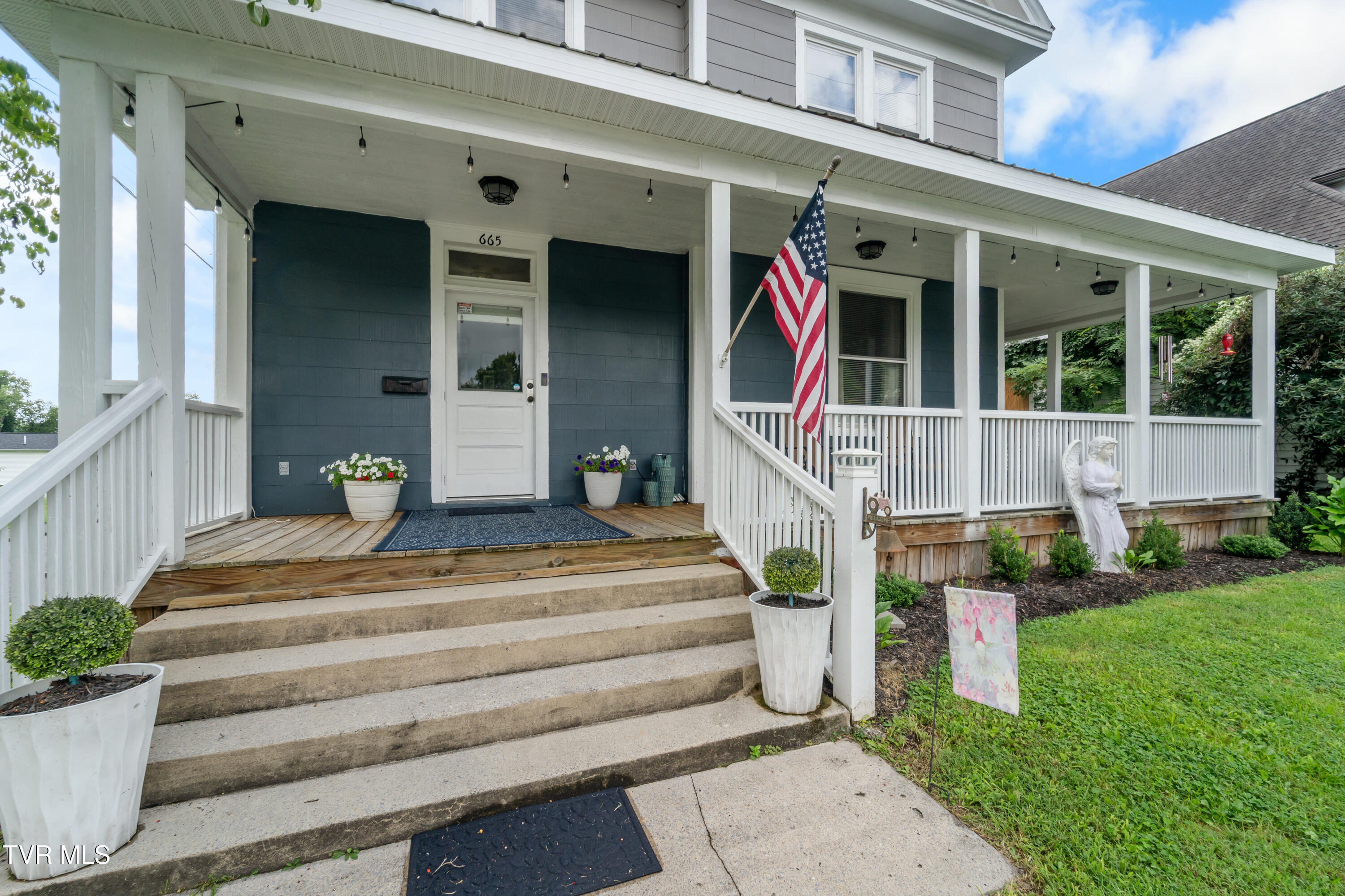 665 Moore Street Property Photo 1