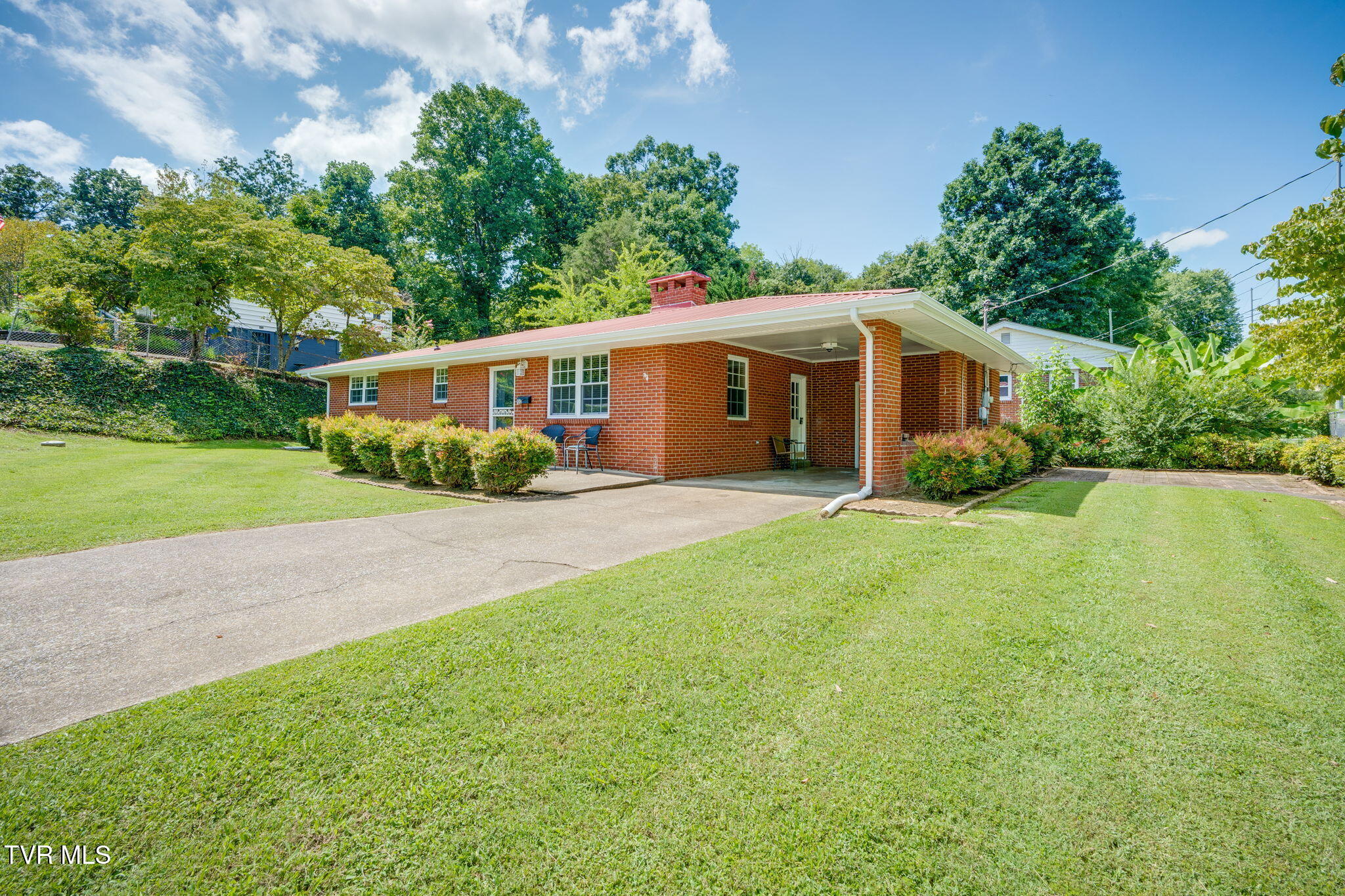 100 Hickory Drive Property Photo 3
