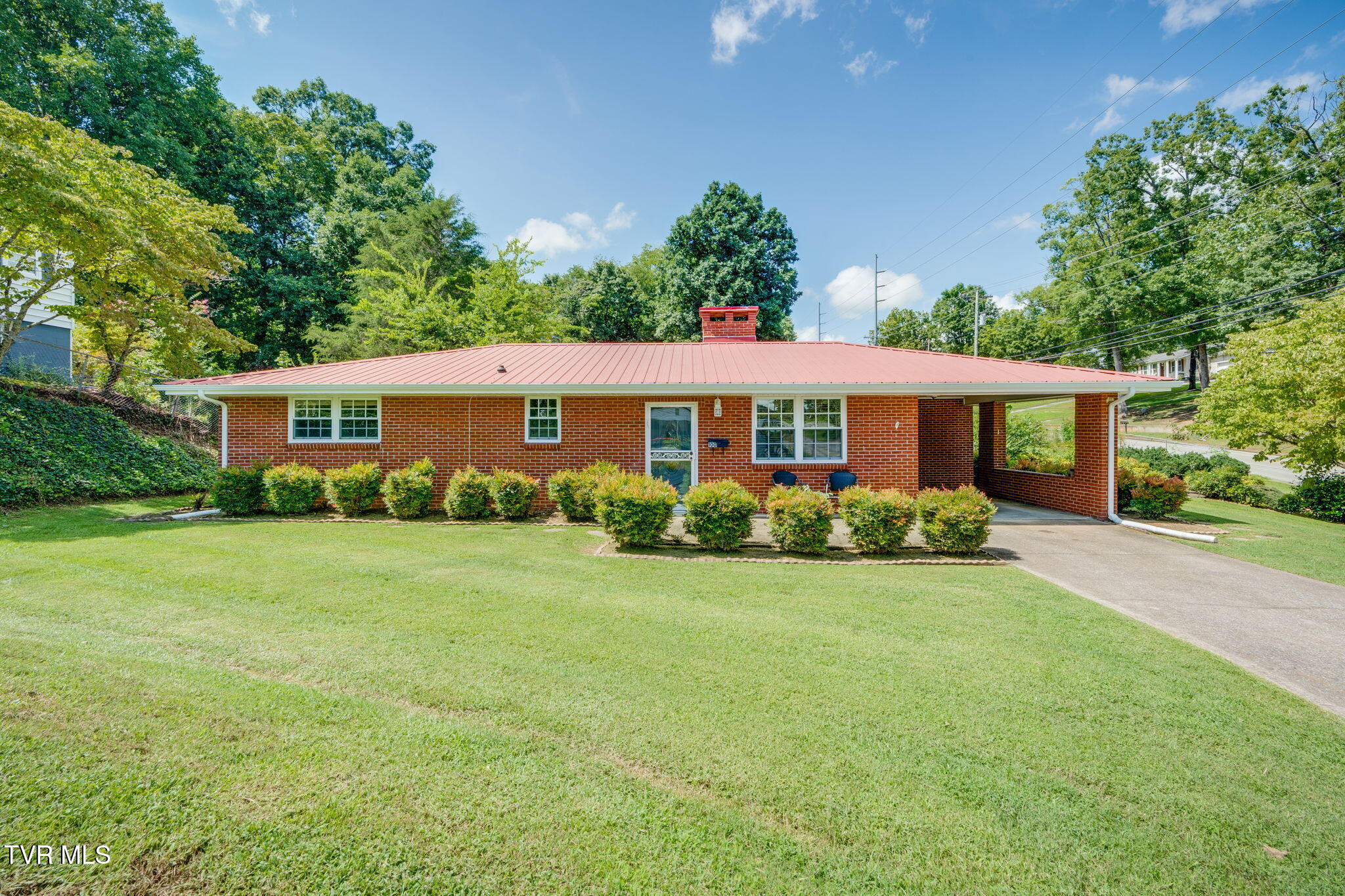 100 Hickory Drive Property Photo 4