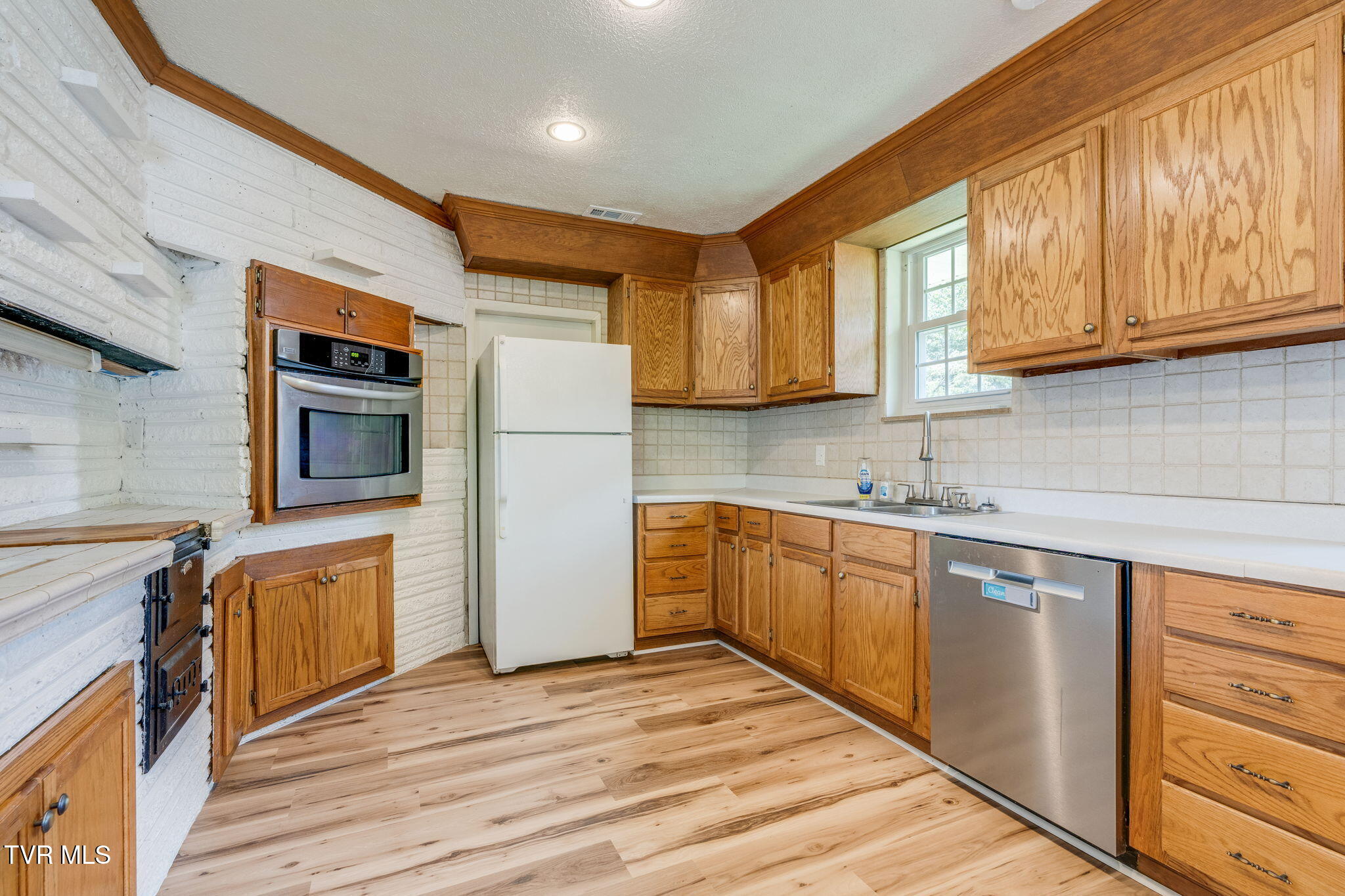 100 Hickory Drive Property Photo 11