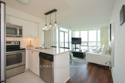 19 Grand Trunk Cres 01 Property Photo 1