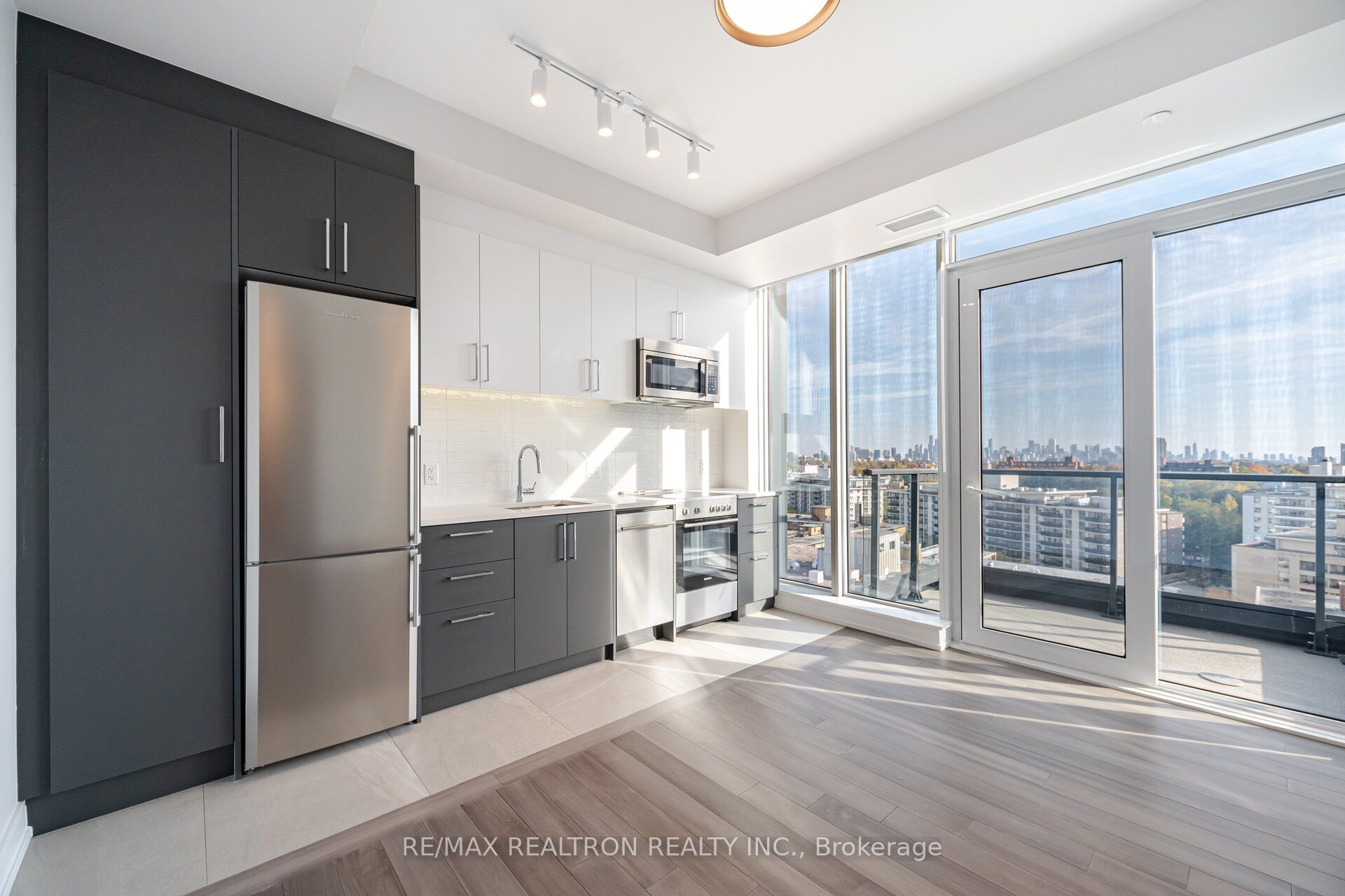 #1111 - 2525 Bathurst Street Property Photo 6