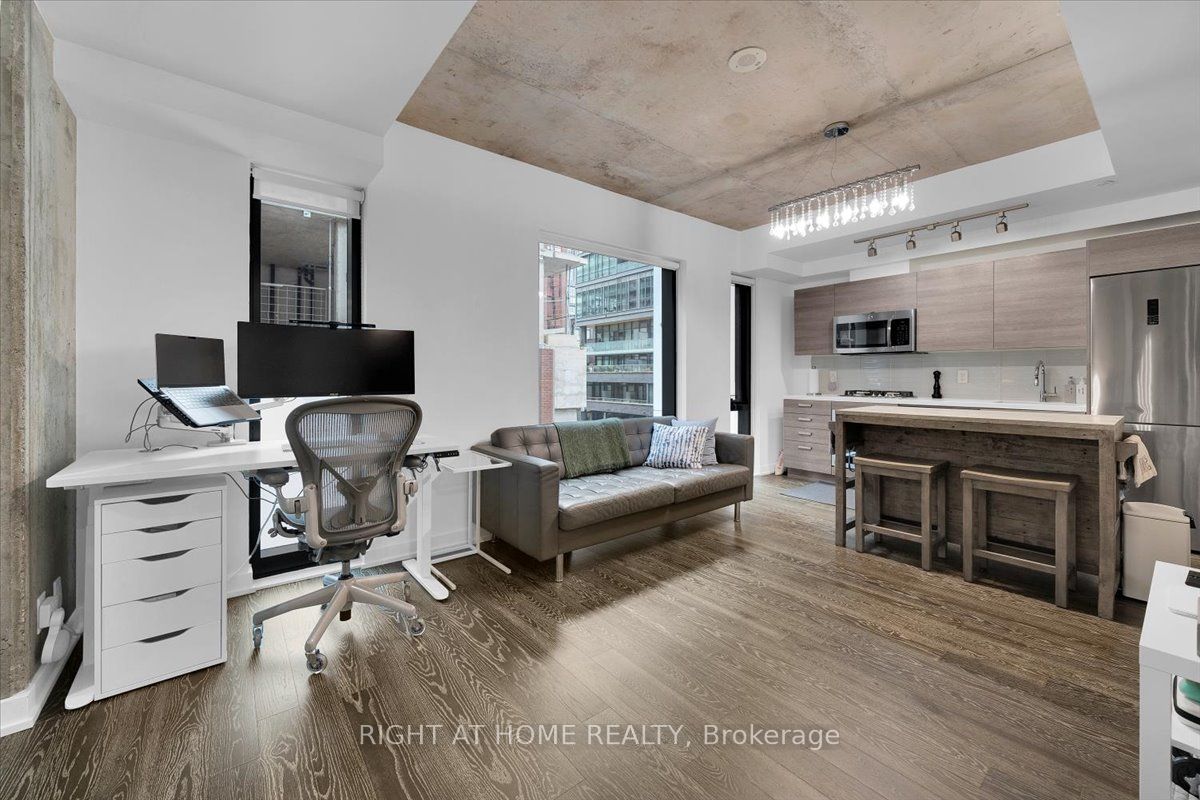 #402 - 11 Charlotte Street Property Photo 4