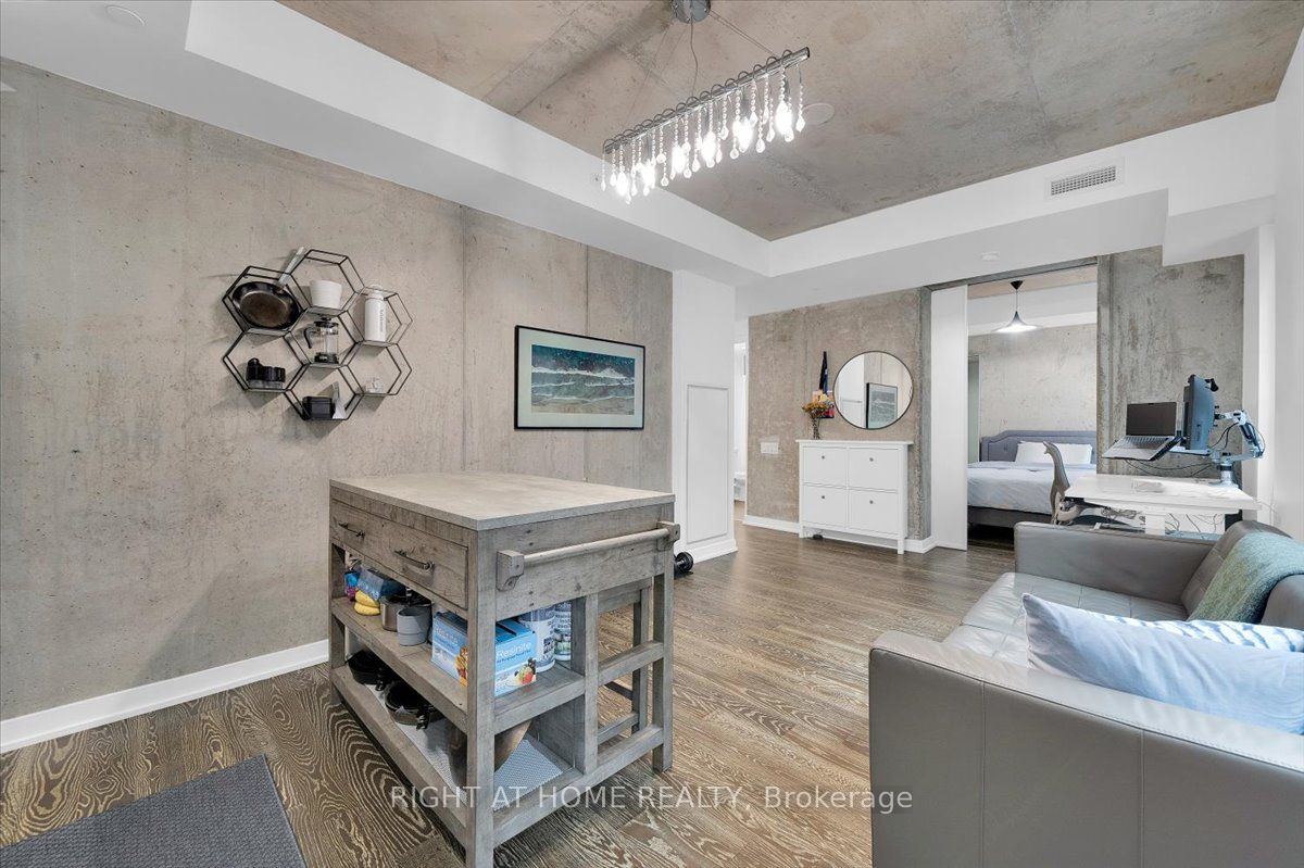 #402 - 11 Charlotte Street Property Photo 6