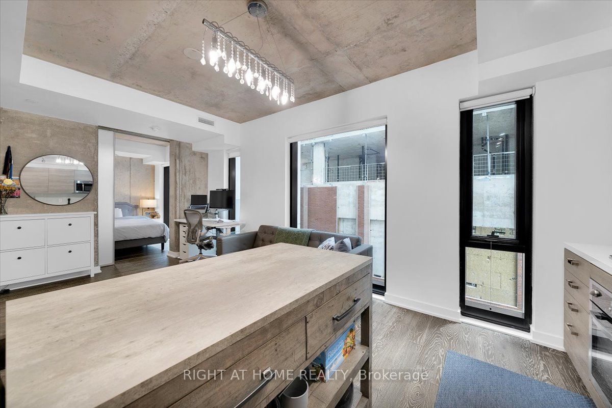 #402 - 11 Charlotte Street Property Photo 7