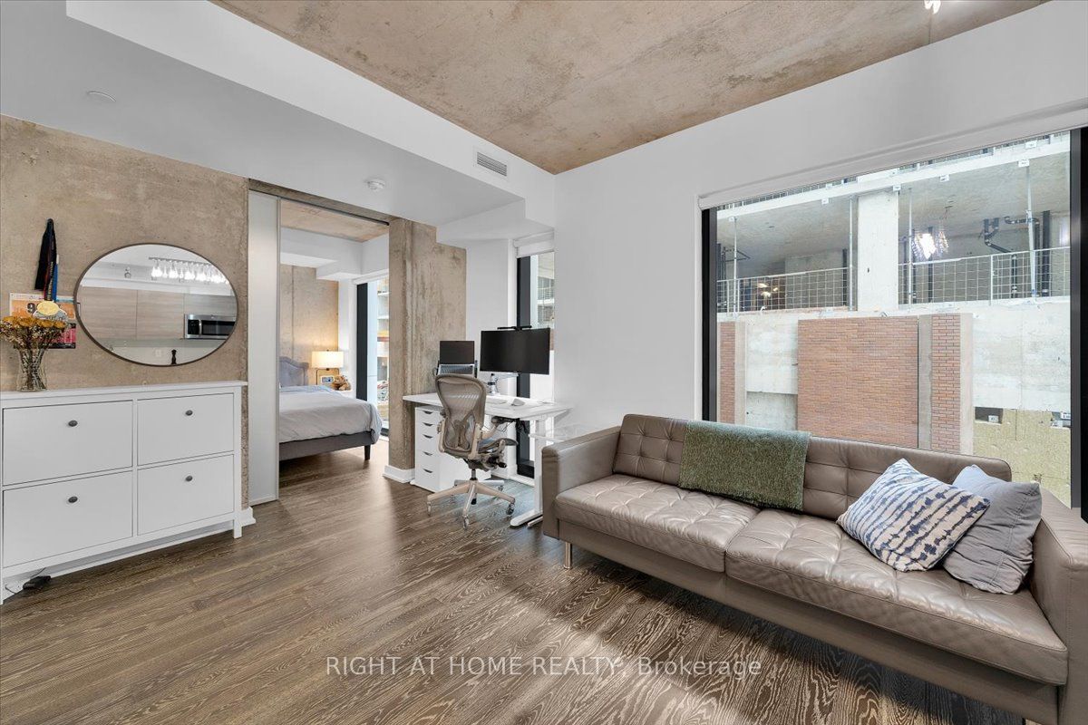#402 - 11 Charlotte Street Property Photo 8