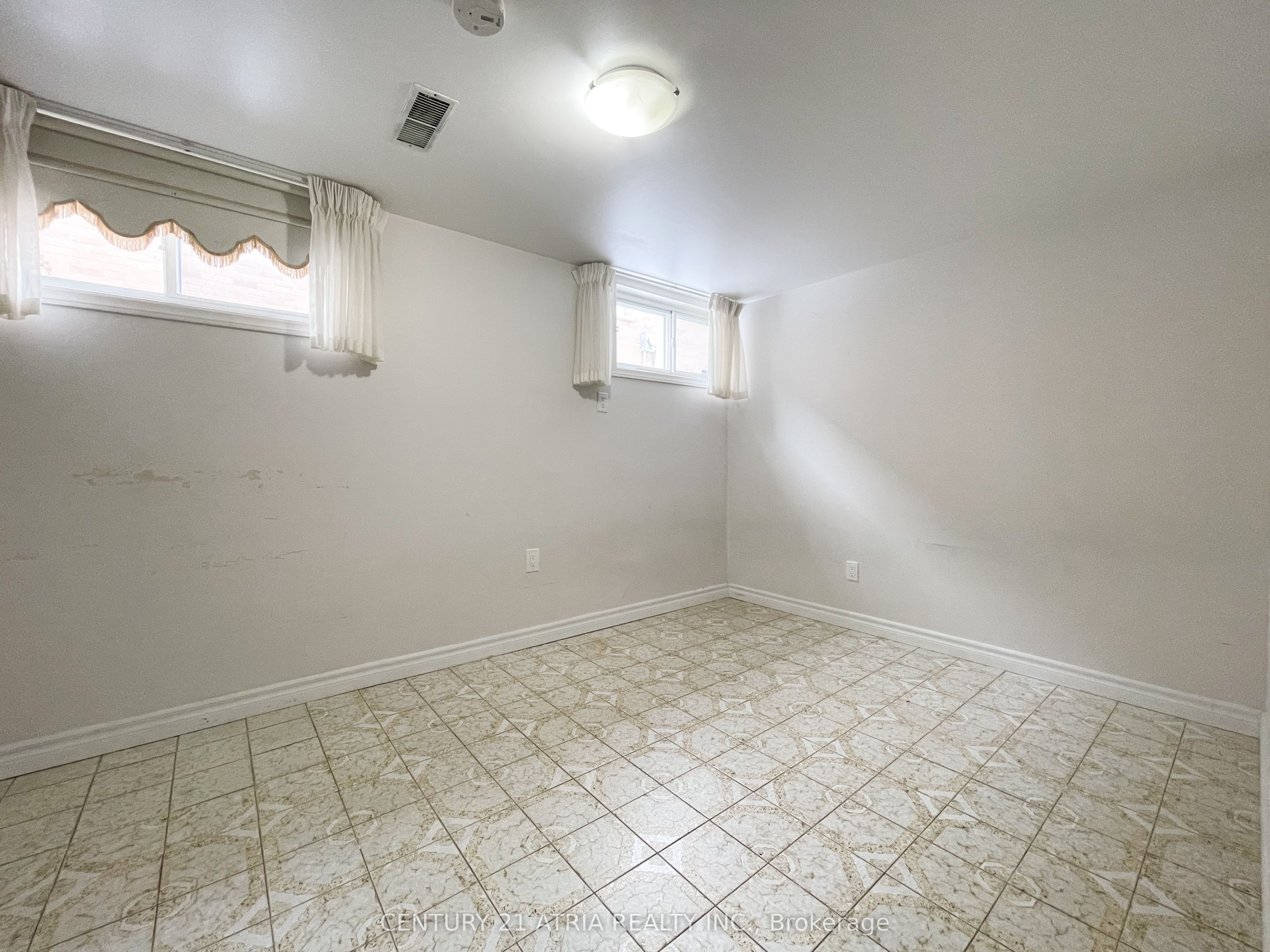 #lower - 27 Pindar Crescent Property Photo 3