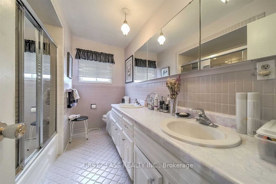 #n4 - 93 Peckham Avenue Property Photo 7