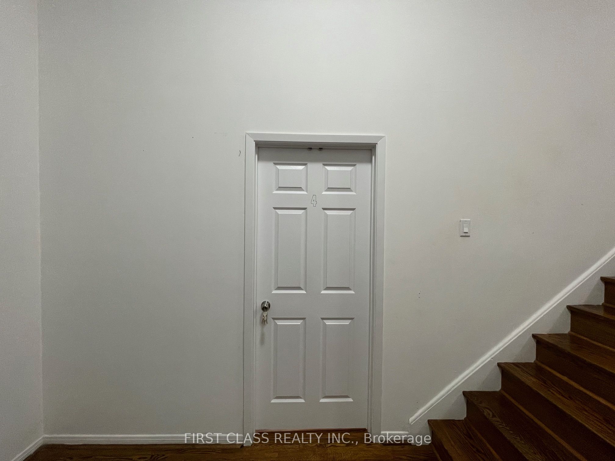 #n4 - 93 Peckham Avenue Property Photo 8