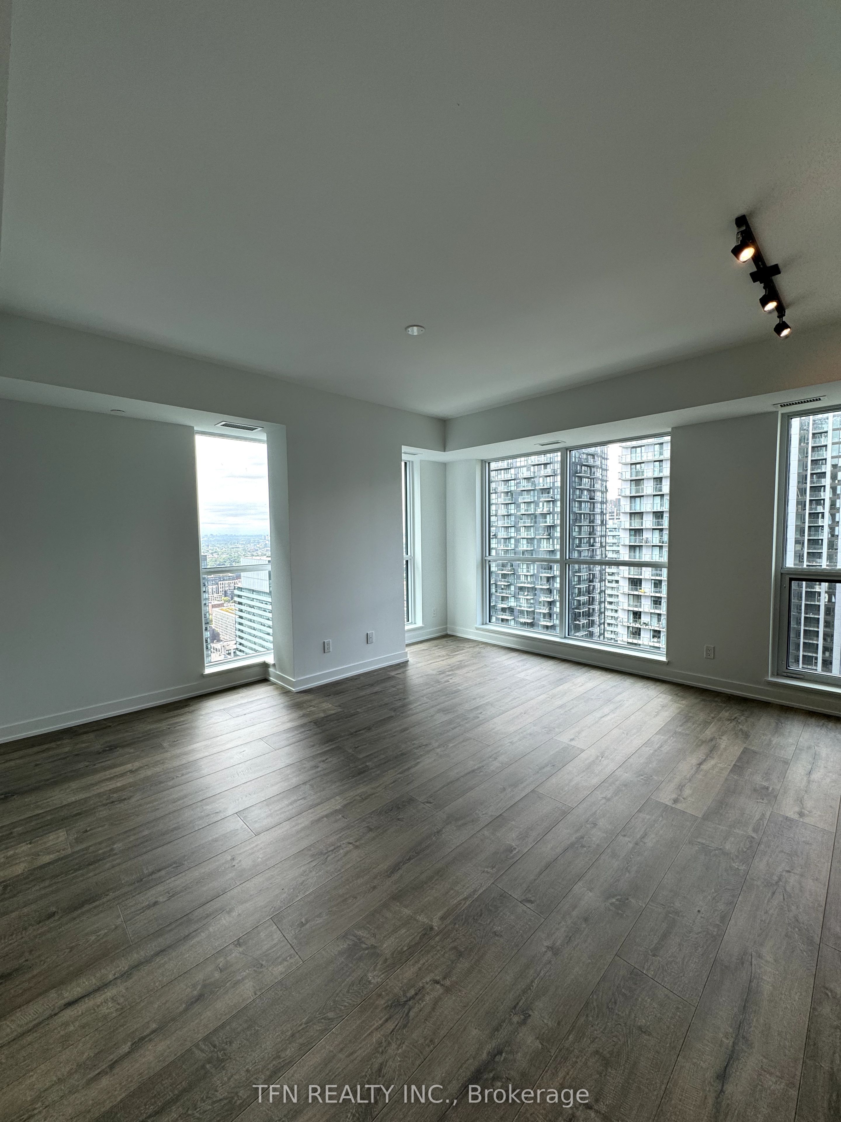#4105 - 327 King Street Property Photo 5