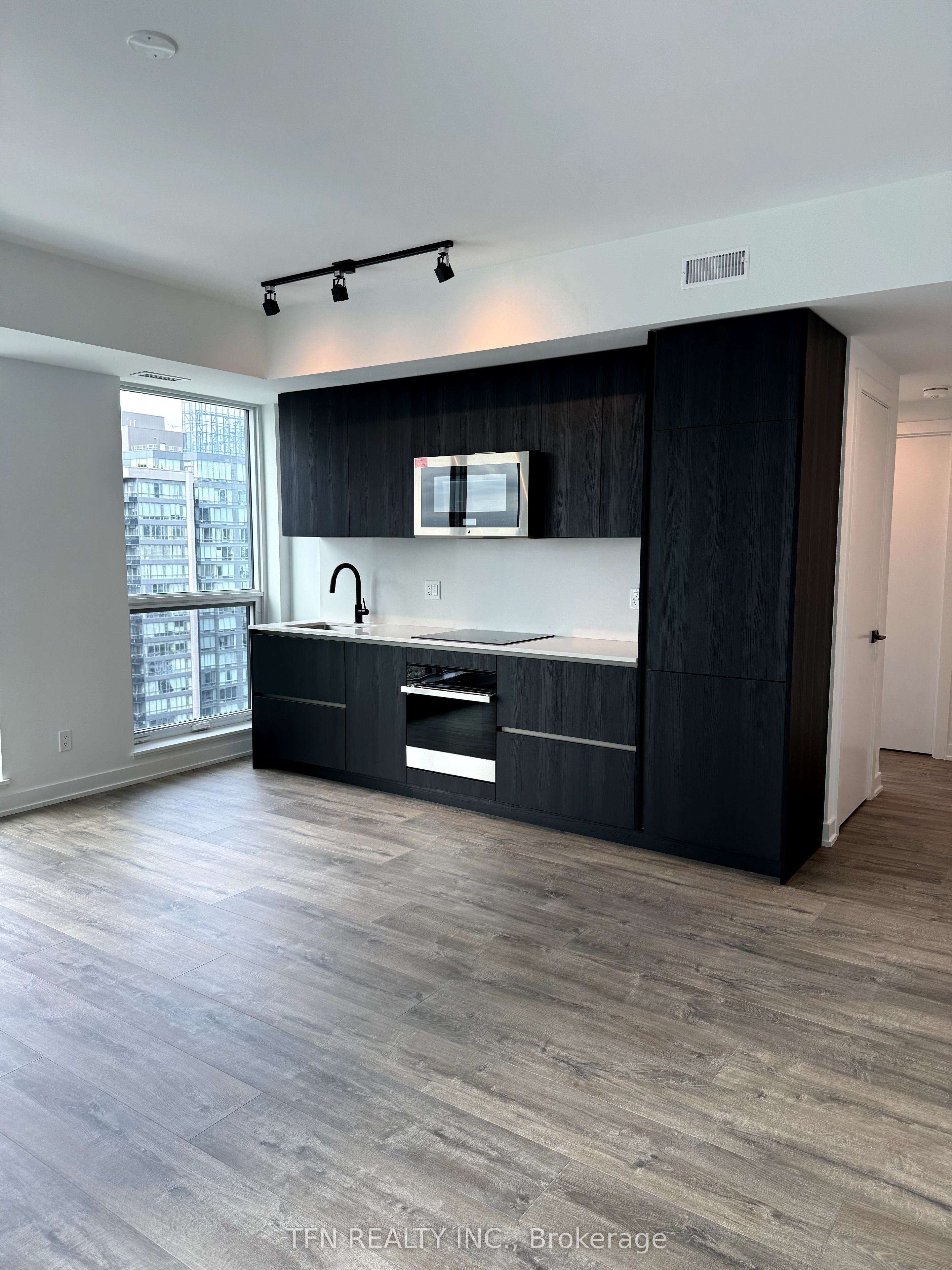#4105 - 327 King Street Property Photo 6