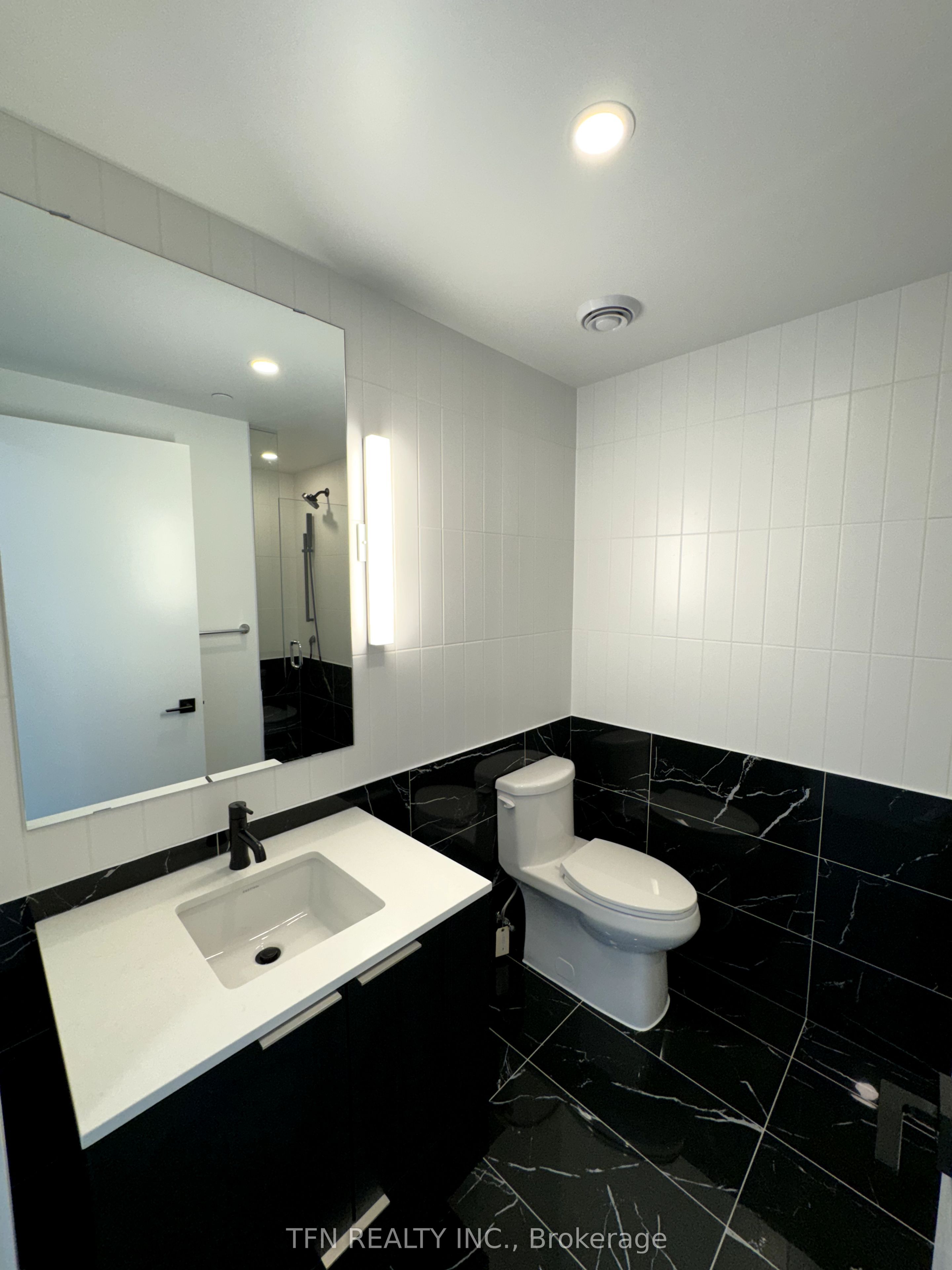 #4105 - 327 King Street Property Photo 9