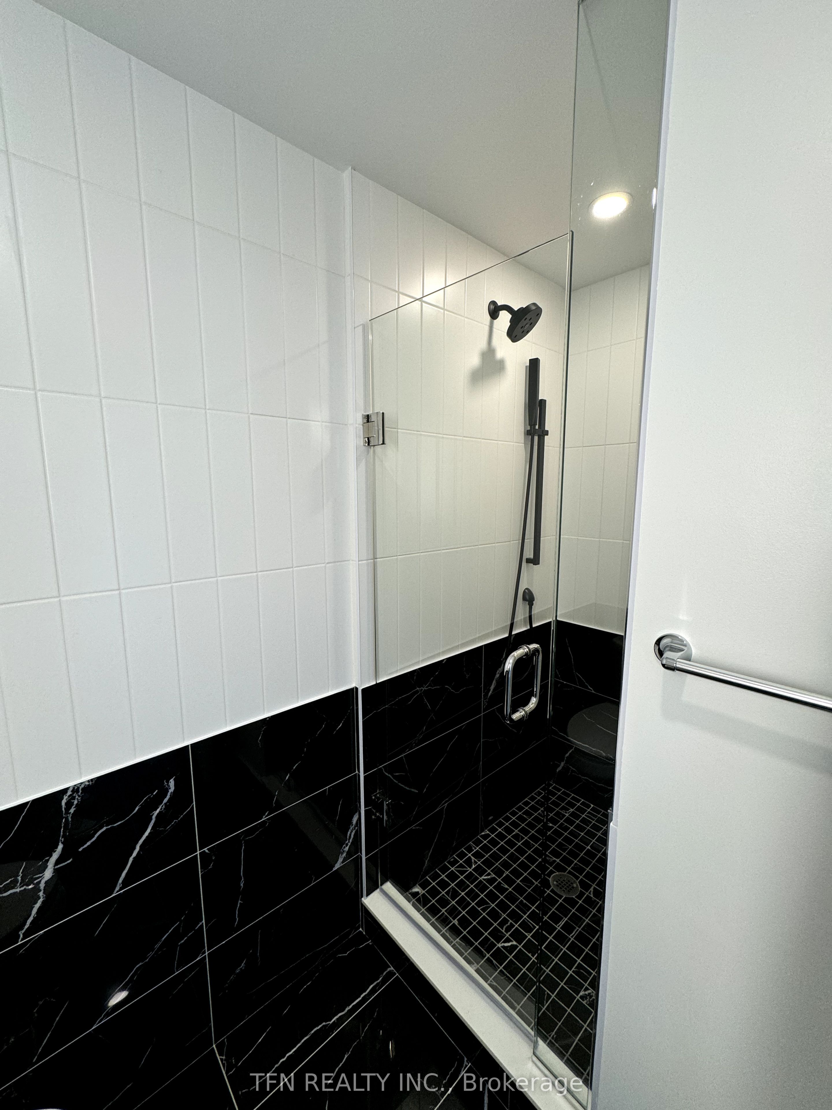 #4105 - 327 King Street Property Photo 11