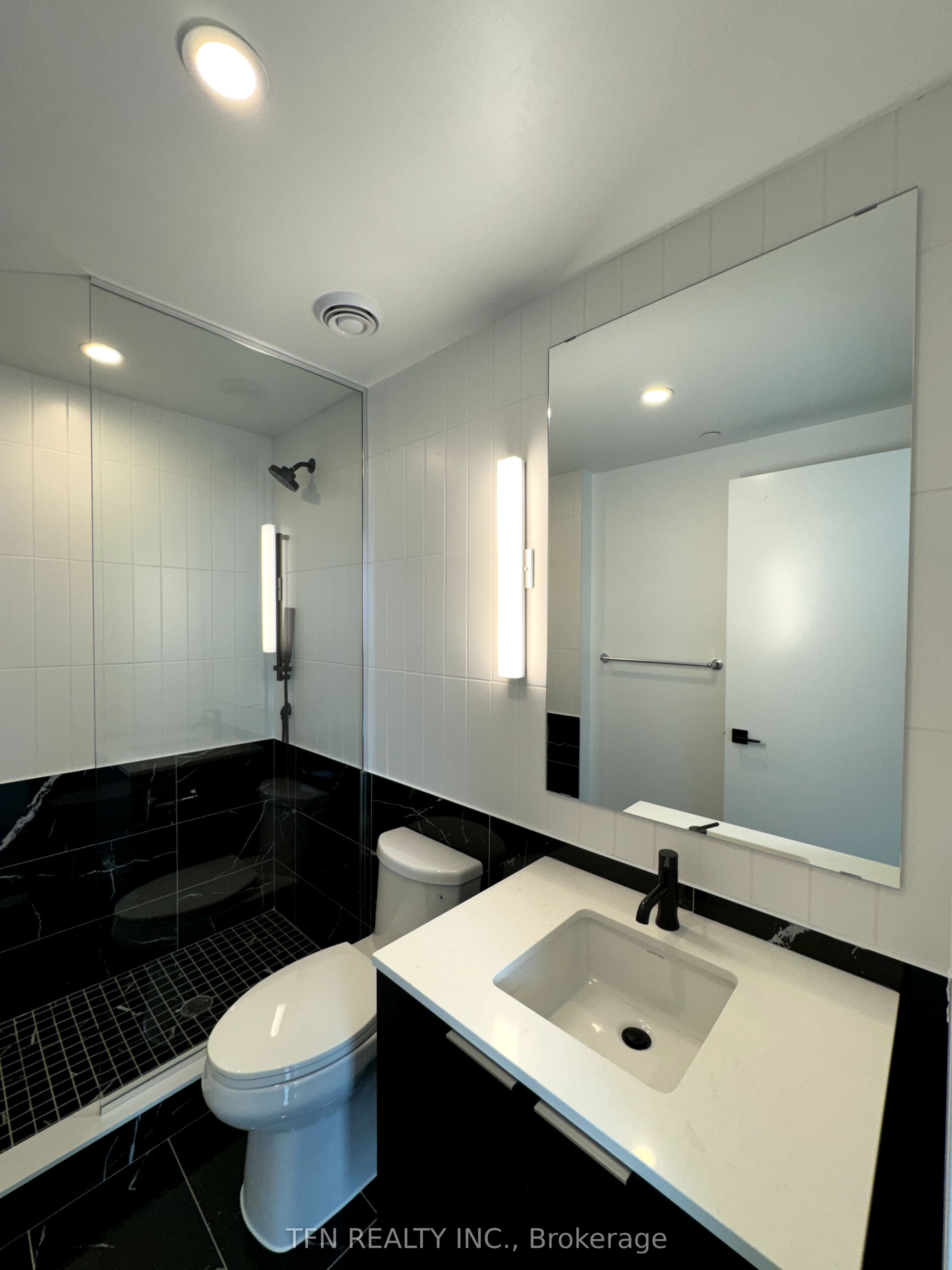 #4105 - 327 King Street Property Photo 16