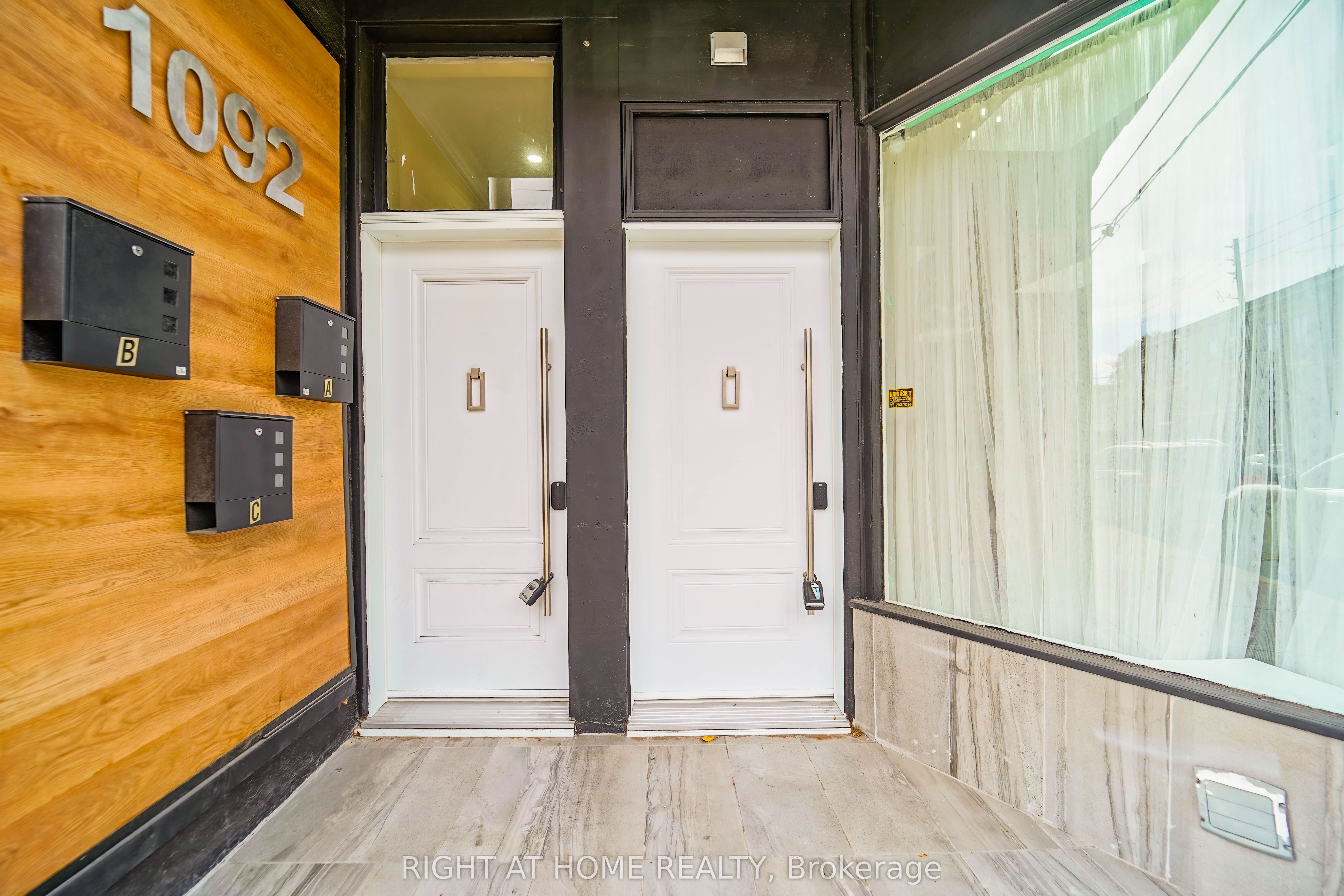 1092 Bathurst Street Property Photo 4