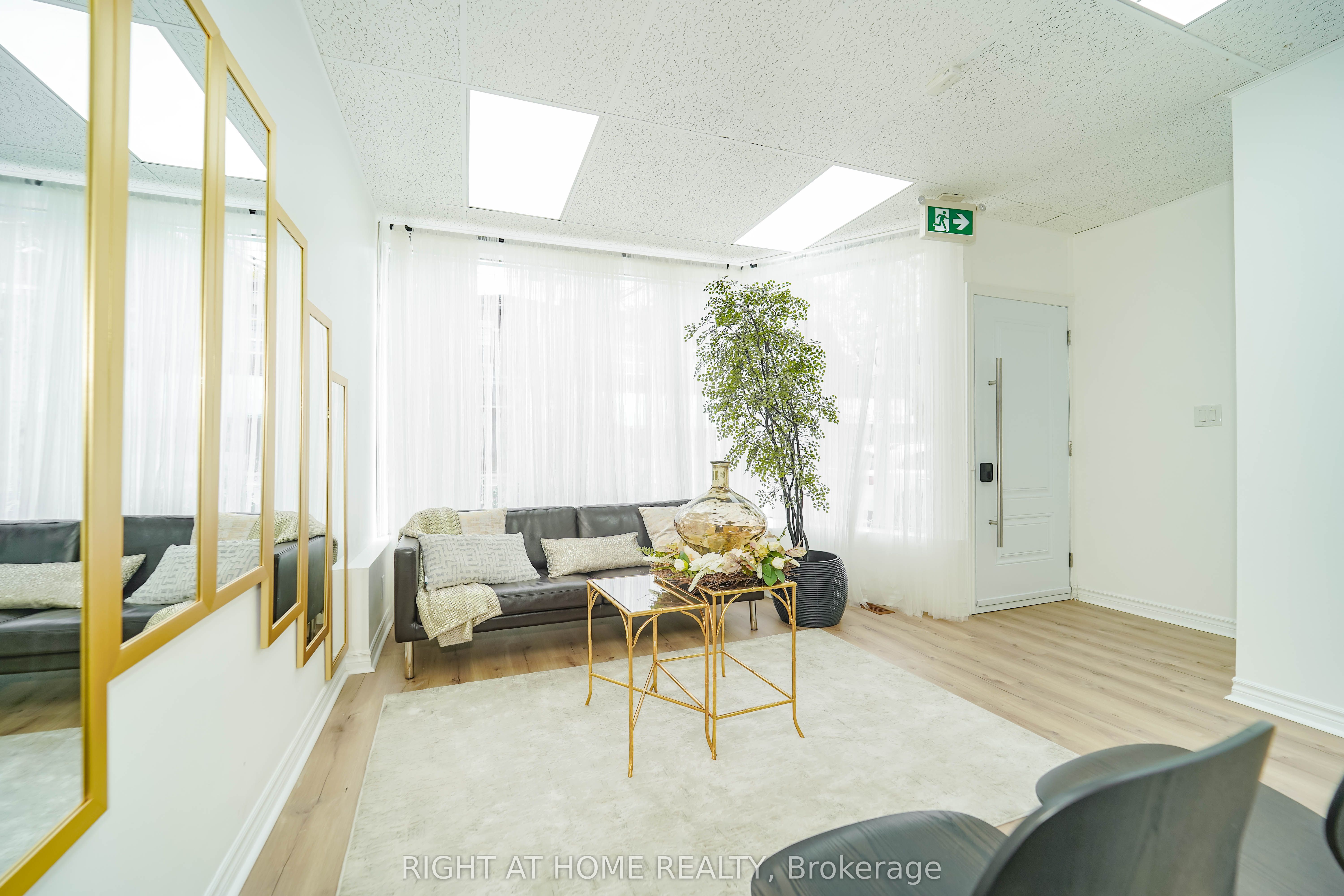 1092 Bathurst Street Property Photo 7