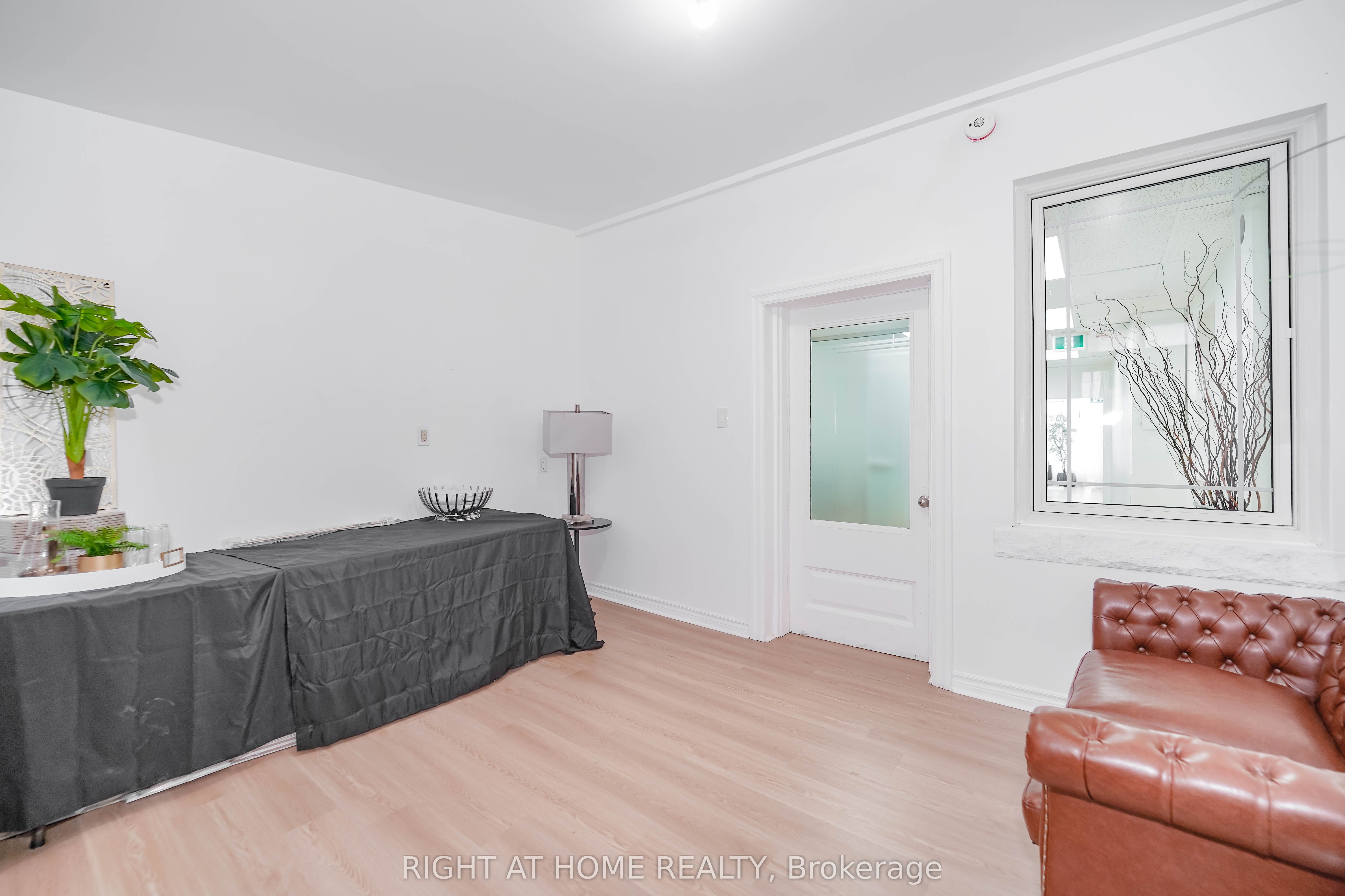 1092 Bathurst Street Property Photo 30