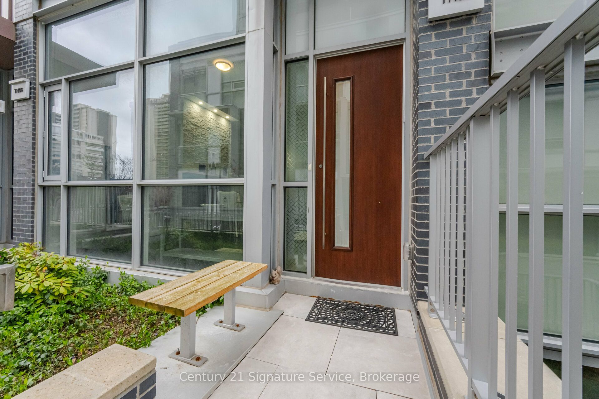 #th05 - 101 Erskine Avenue Property Photo 3