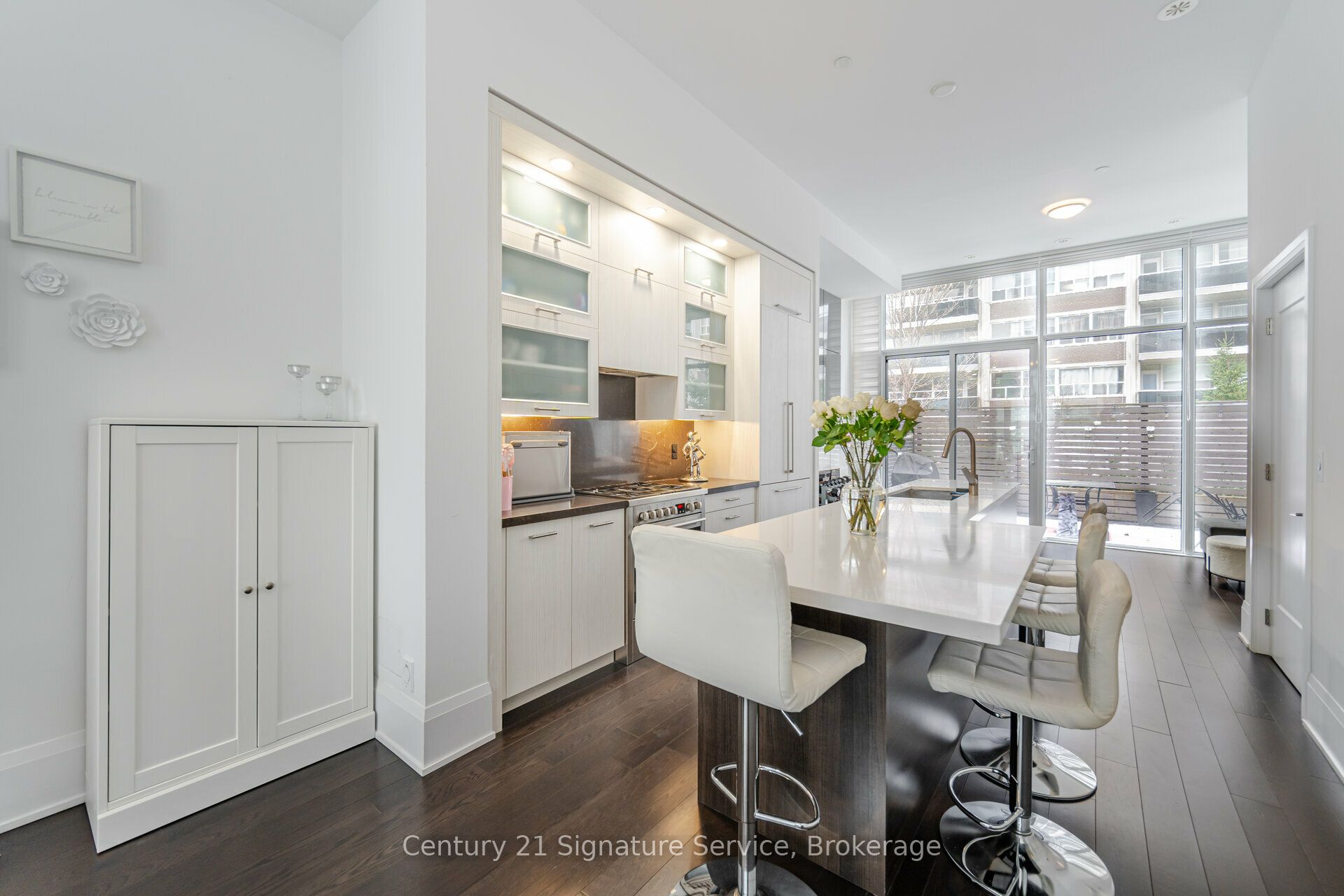 #th05 - 101 Erskine Avenue Property Photo 6