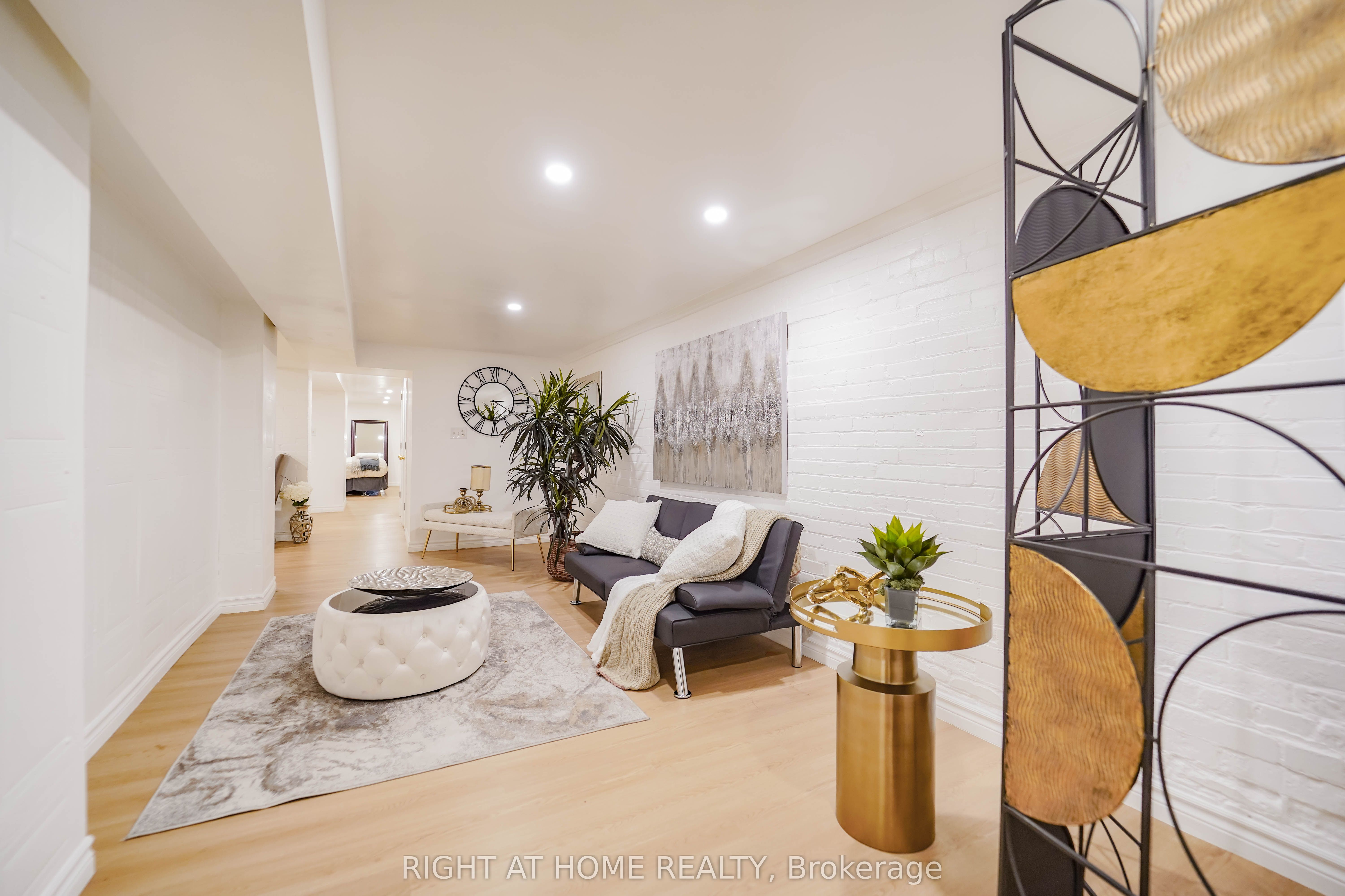 #lower - 1092 Bathurst Street Property Photo 1