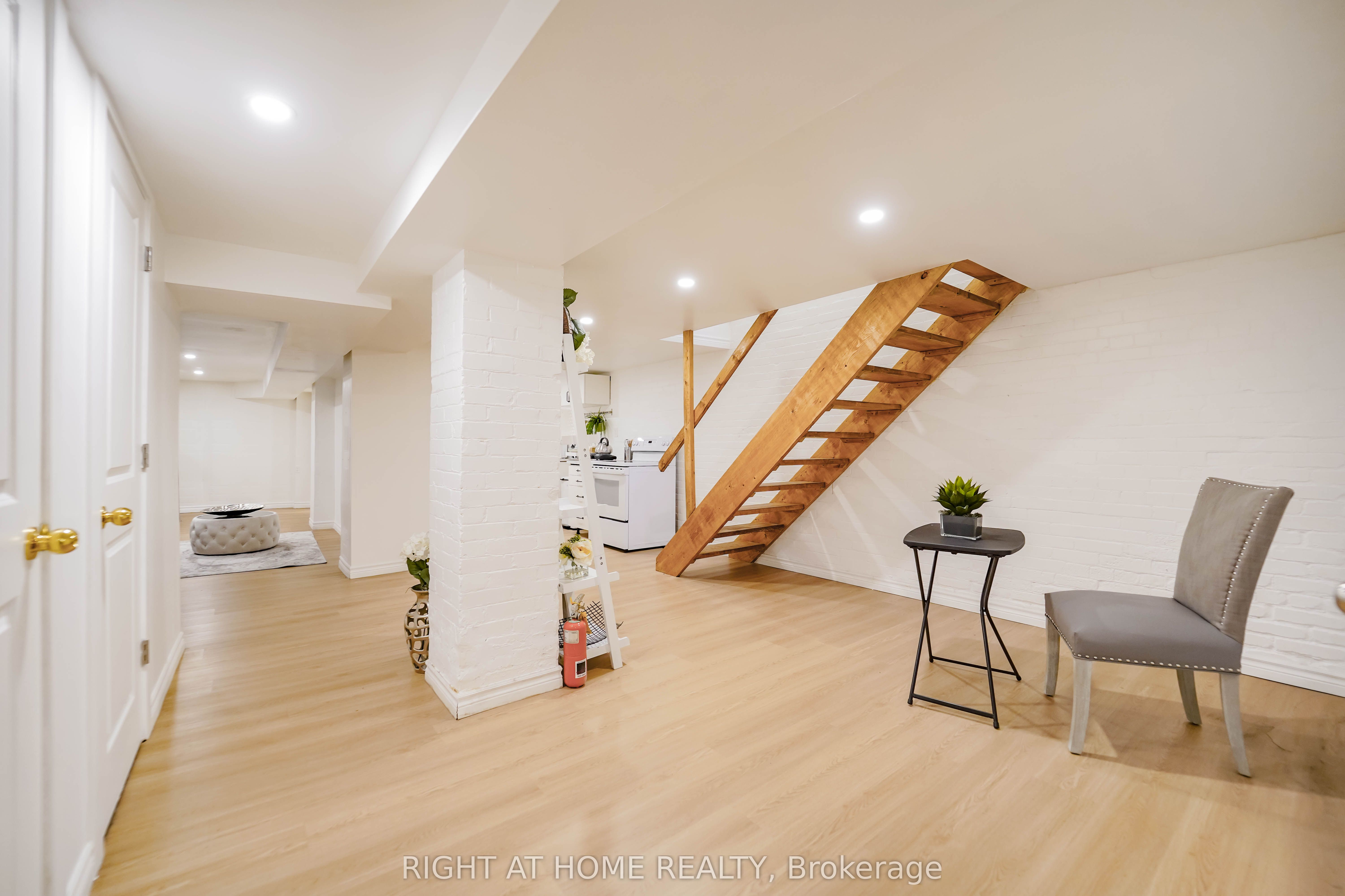 #lower - 1092 Bathurst Street Property Photo 2