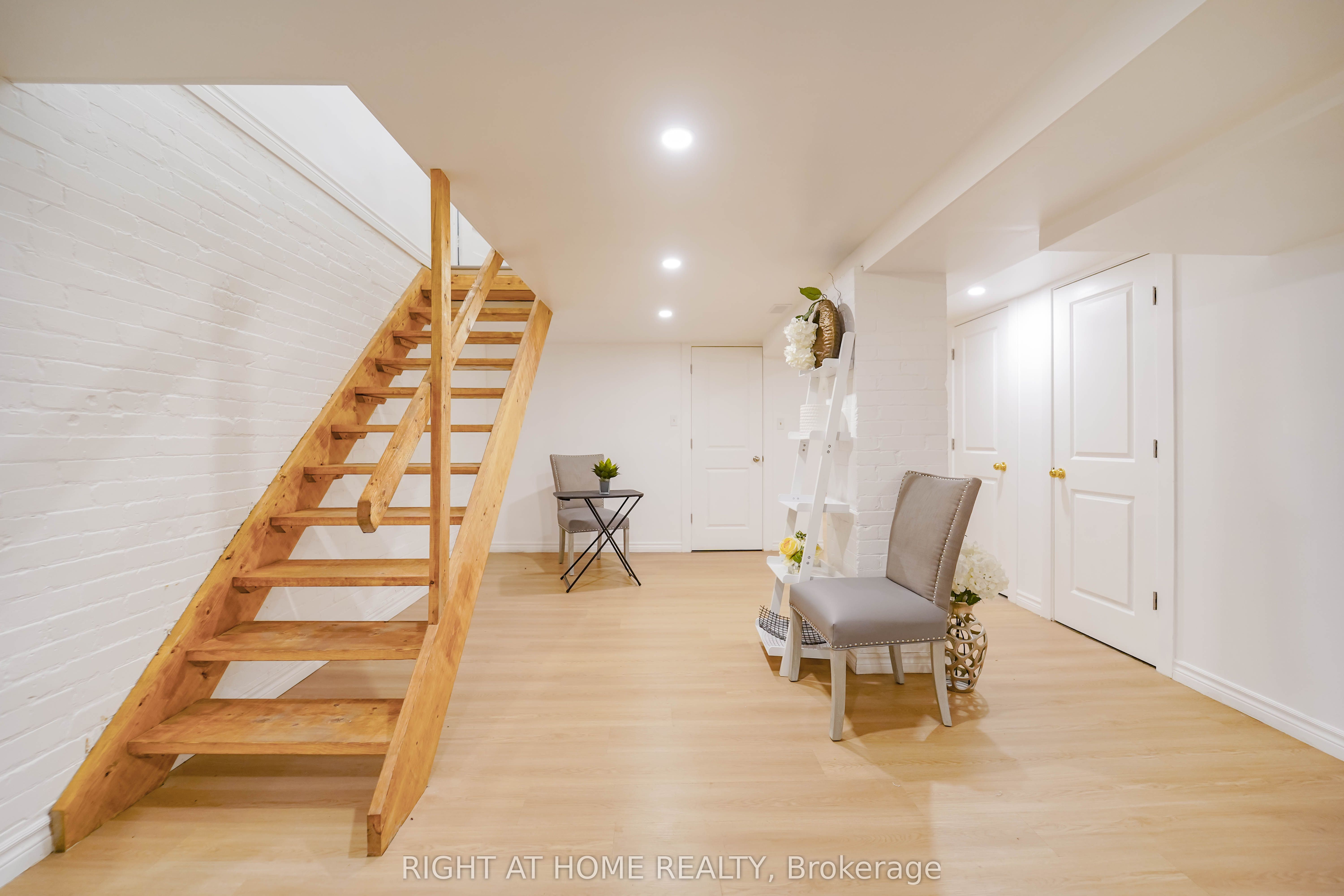 #lower - 1092 Bathurst Street Property Photo 3