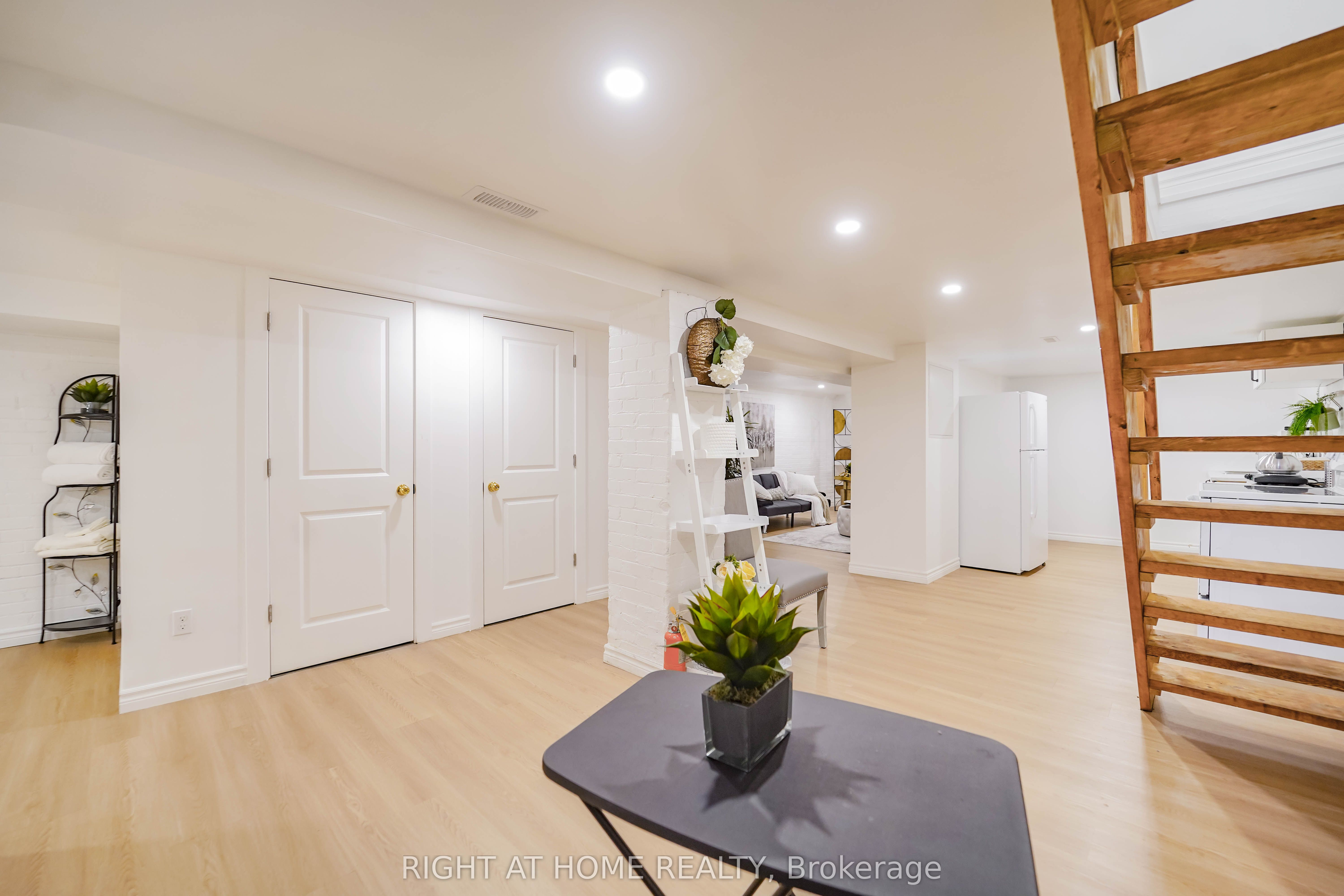 #lower - 1092 Bathurst Street Property Photo 4